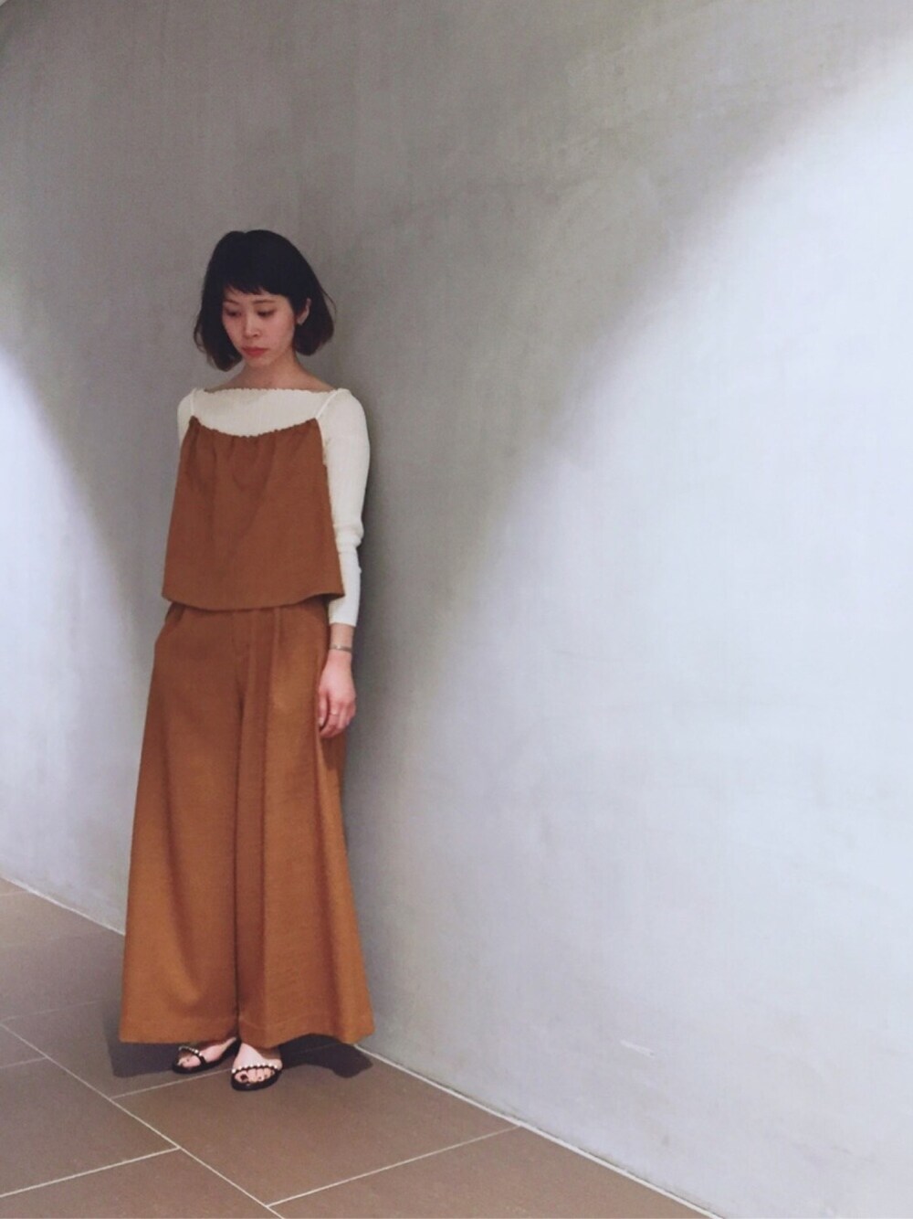 「オトナカジュアル、はるコーデ、リブニット、セットアップ、オレンジ、サンダル、ペタンコ靴、Annc、TSURU by mariko oikawa、STUDIOUS」｜「Anncのアイテム（セットアップ、ブラウン系）」を使った、足立つくしさん（レディース・165cm）の冬コーディネートの1枚目の写真