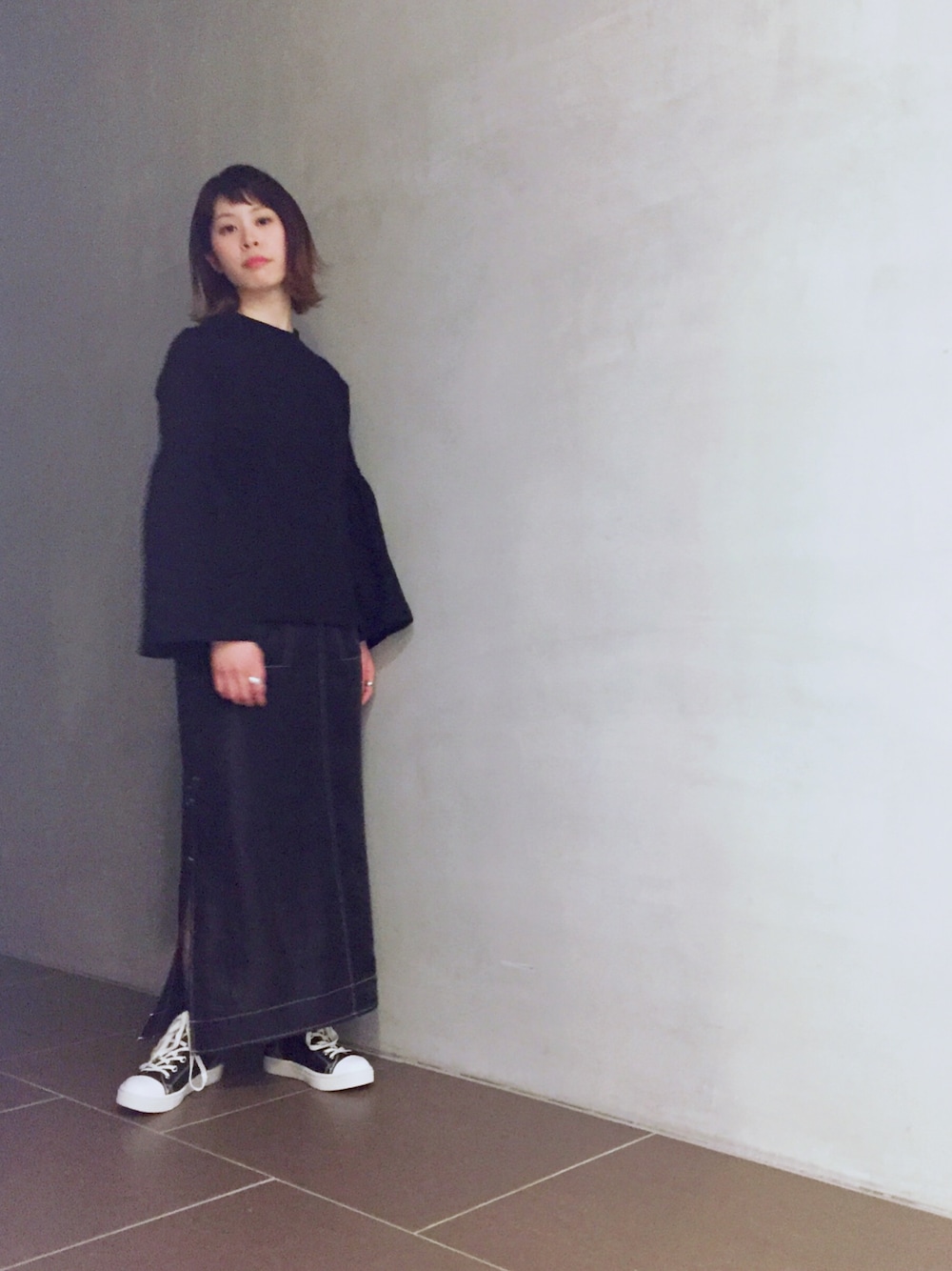 「大人カジュアル、春コーデ、カジュアル、スニーカー、スウェット、オールブラック、ストリート、MIHARAYASUHIRO、g.v.g.v.、STUDIOUS」｜「MIHARAYASUHIROのVolume sleeve P/O（スウェット、ブラック系）」を使った、足立つくしさん（レディース・165cm）の冬コーディネートの1枚目の写真