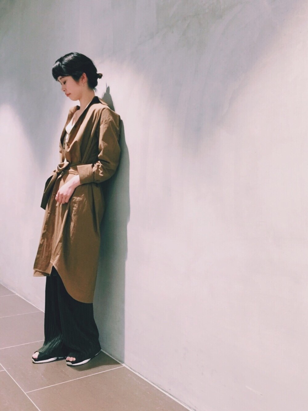 「春コーデ、大人カジュアル、ゆるコーデ、シンプルコーデ、シャツスタイル、シャツワンピ、スニーカーサンダル、CLANE、WRAPINKNOT、STUDIOUS」｜「STUDIOUSの【STUDIOUS】プラネットシャツワンピース（シャツワンピース、ブラウン系）」を使った、足立つくしさん（レディース・165cm）の春コーディネートの1枚目の写真