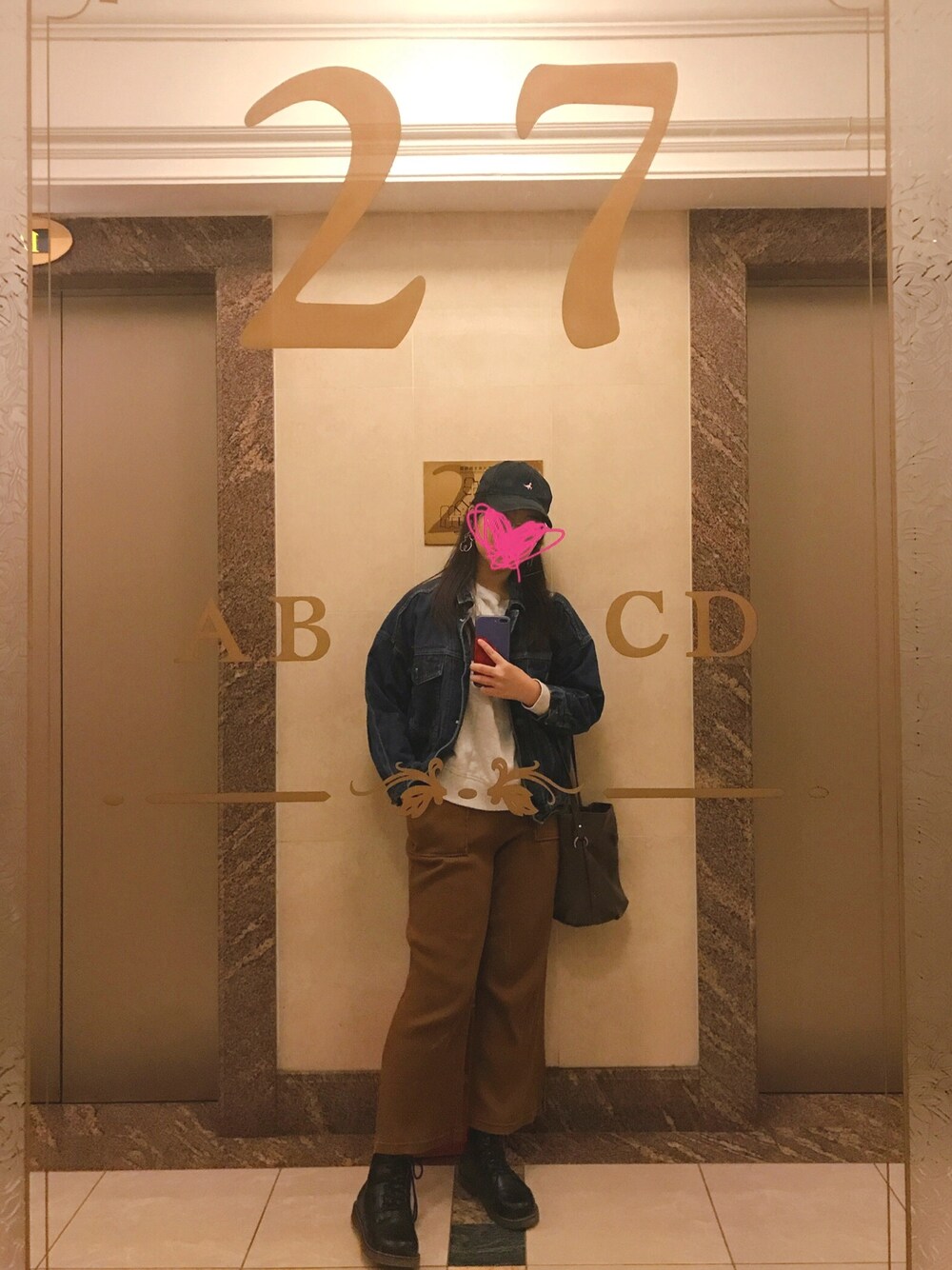「22122019」｜「5のアイテム（デニムジャケット、ブルー系）」を使った、Ariel WYさん（レディース・164cm）の冬コーディネートの1枚目の写真