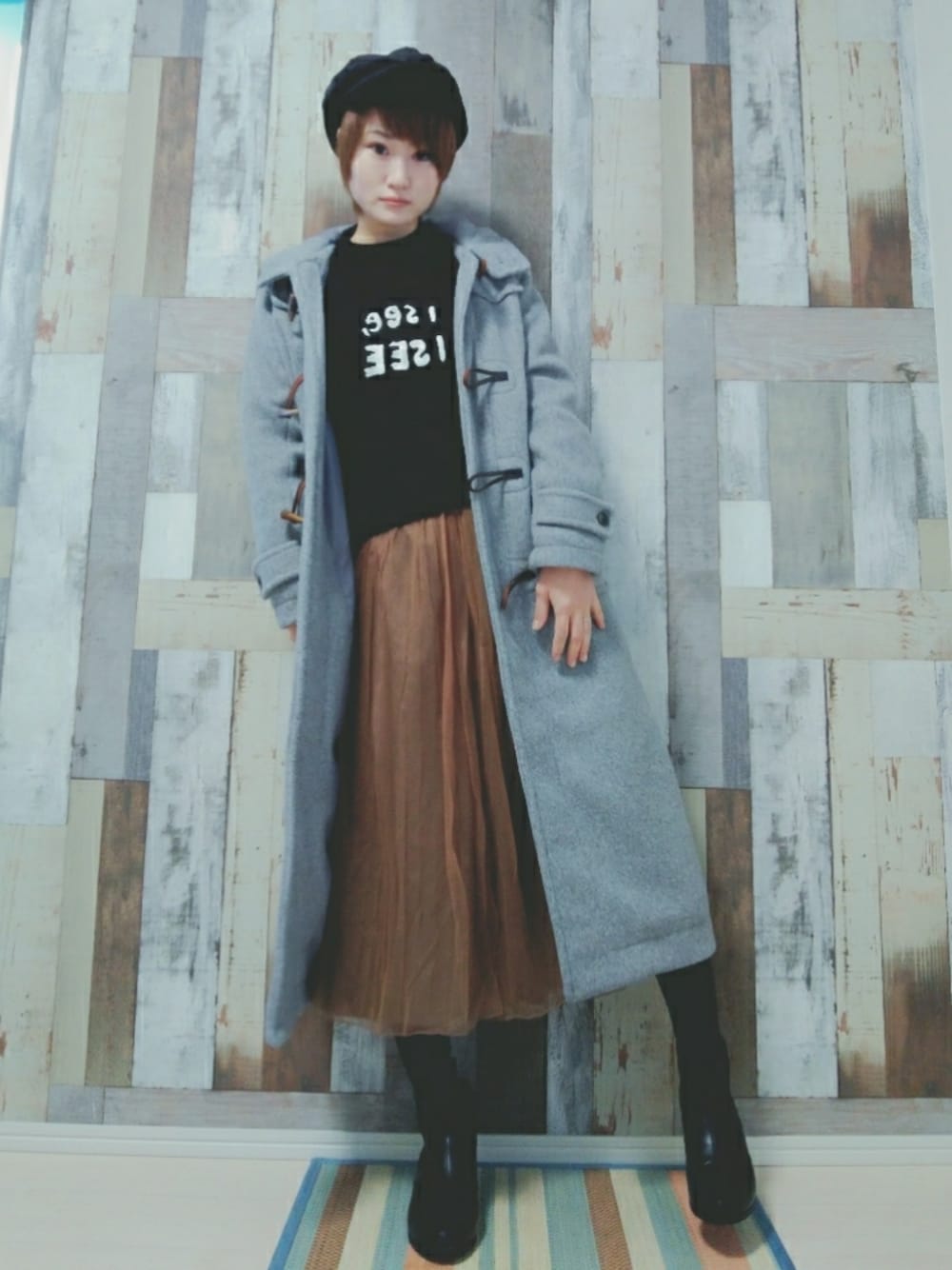 ブラウン系のスカート、ブラック系のニット/セーター、グレー系のダッフルコートを着用したレディースの冬コーディネートの1枚目の写真