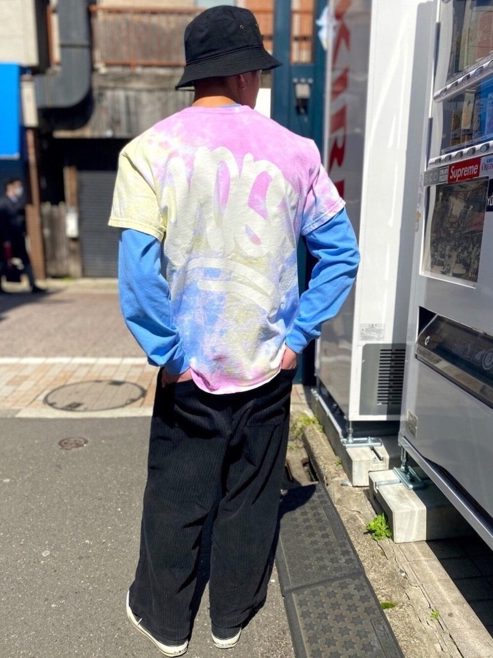 ピンク系のTシャツ/カットソー、ブラック系のスニーカー、ブルー系のTシャツ/カットソーを着用したメンズの春コーディネートの1枚目の写真