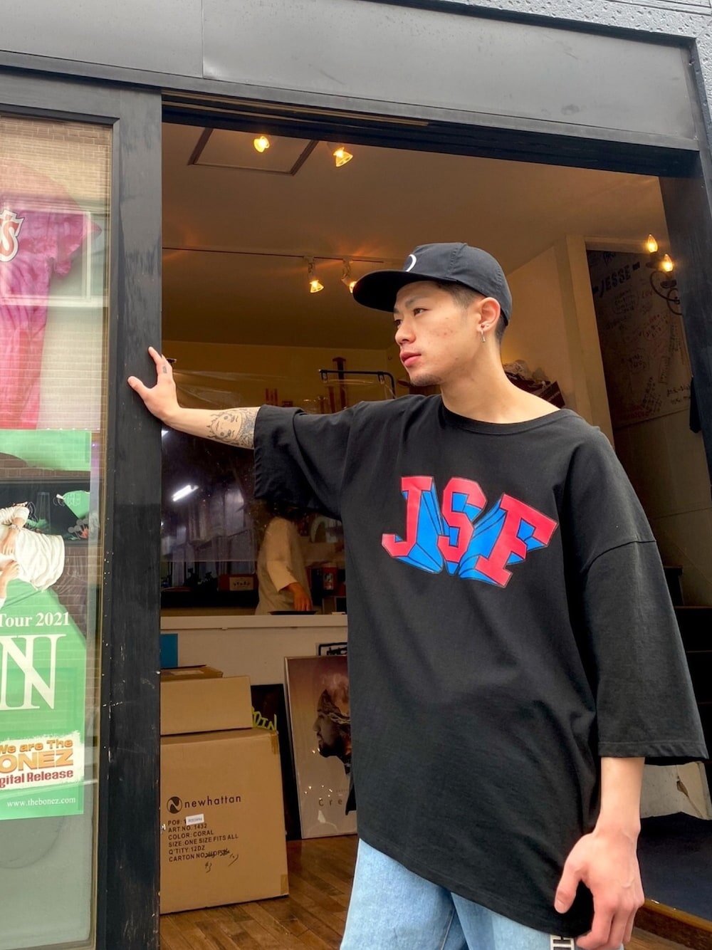 ブラック系のTシャツ/カットソーを着用したメンズの春コーディネートの1枚目の写真