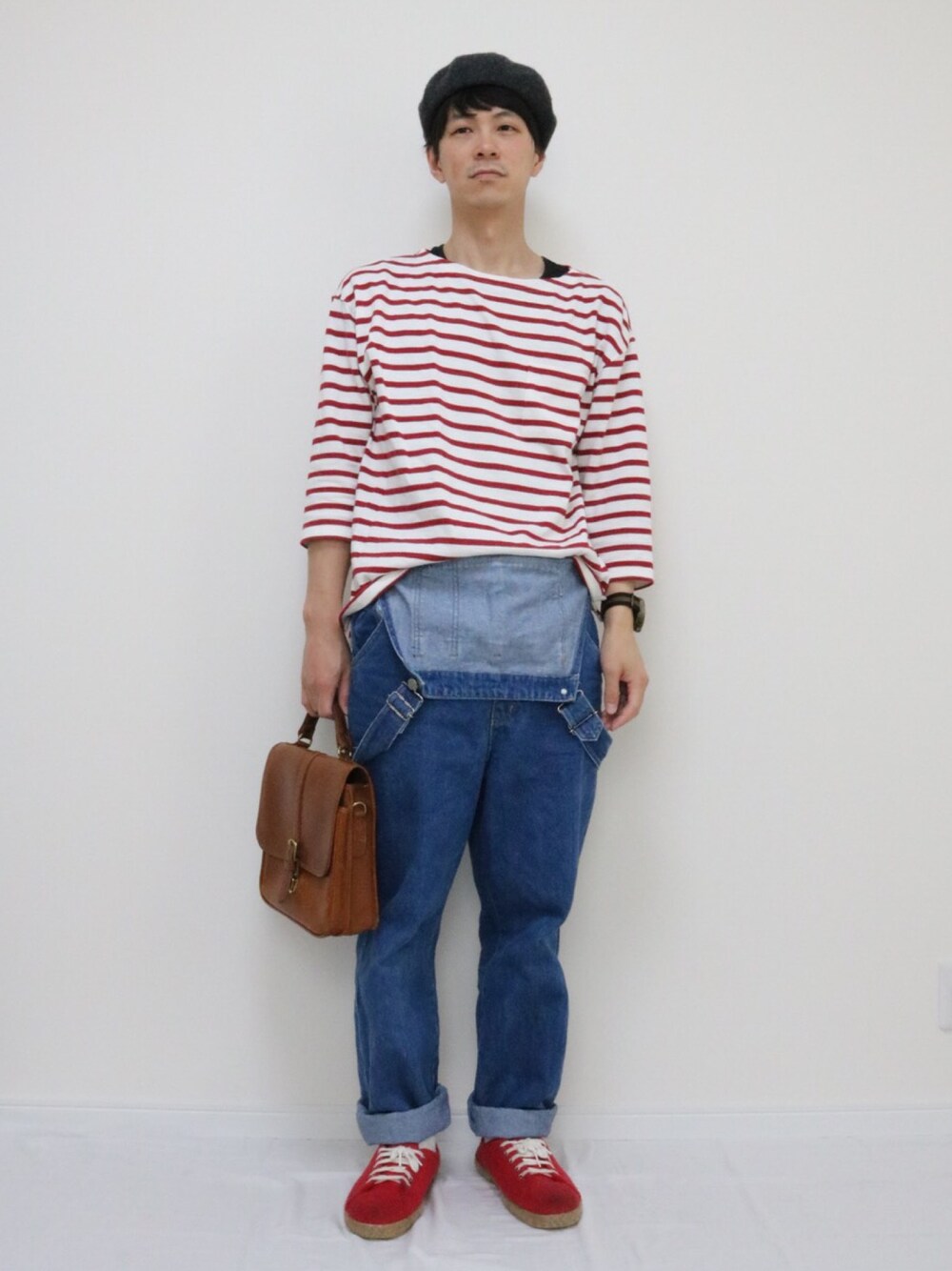 「春コーデ、オーバーオール、ボーダー、ロンT、ハンドバッグ」｜「GUのアイテム（Tシャツ/カットソー、レッド系）」を使った、ちょこさん（メンズ・174cm）の春コーディネートの1枚目の写真