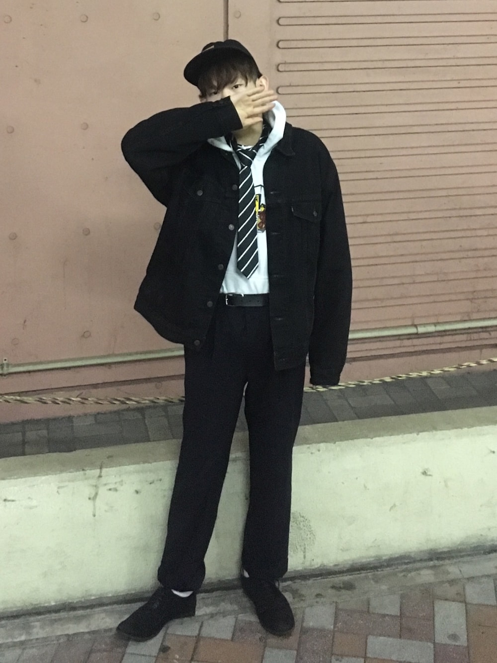 「ドラフトLS、VOLCOM、Levi's、デニムジャケット、GU、ブラック、古着、シンプル、パーカー、おしゃれさんと繋がりたい」｜「Levi'sのトラッカージャケット/ブラックカラー/CONE MILLS/12.9oz（デニムジャケット、ブラック系）」を使った、Ryo-taさん（メンズ・180cm）の冬コーディネートの1枚目の写真