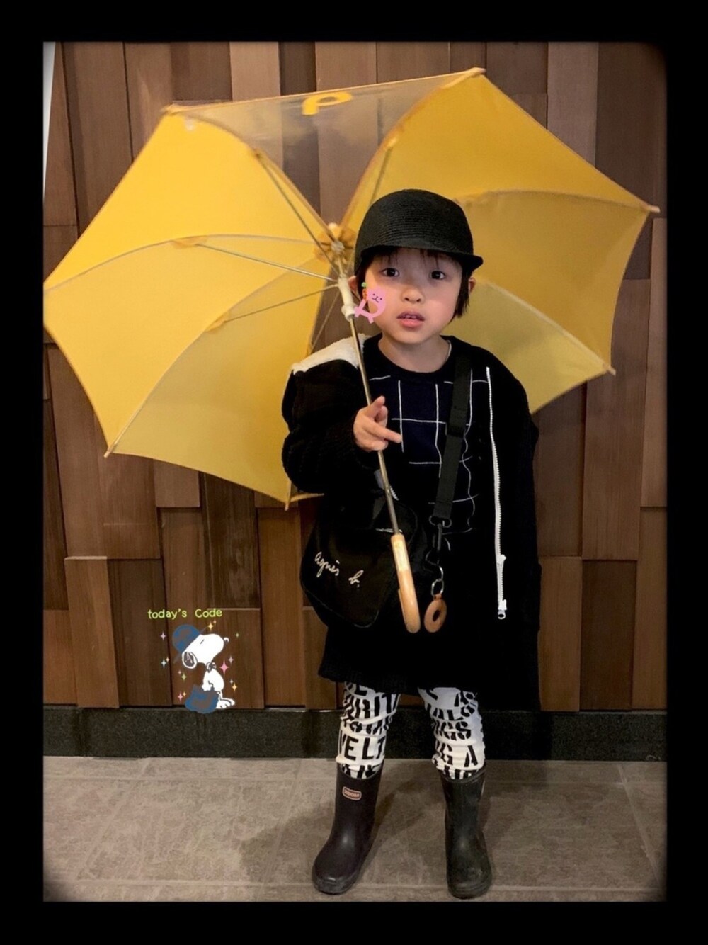ブルー系のニット/セーター、ホワイト系のパンツ、ブラック系のジャケット/アウターを着用したキッズの春コーディネートの1枚目の写真