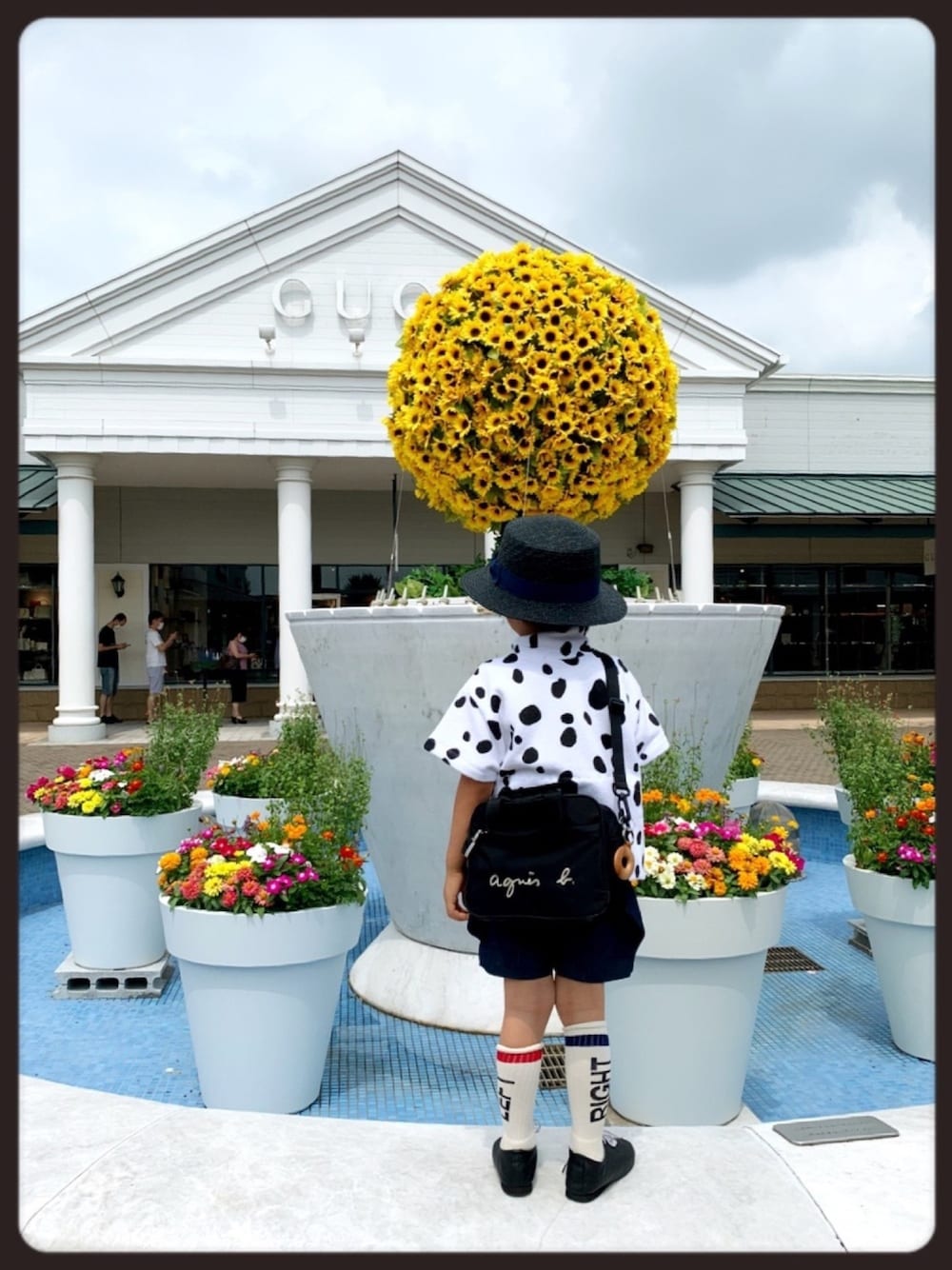 ホワイト系のTシャツ/カットソー、ブルー系のデニムパンツ、ブラック系のショルダーバッグを着用したキッズの夏コーディネートの1枚目の写真