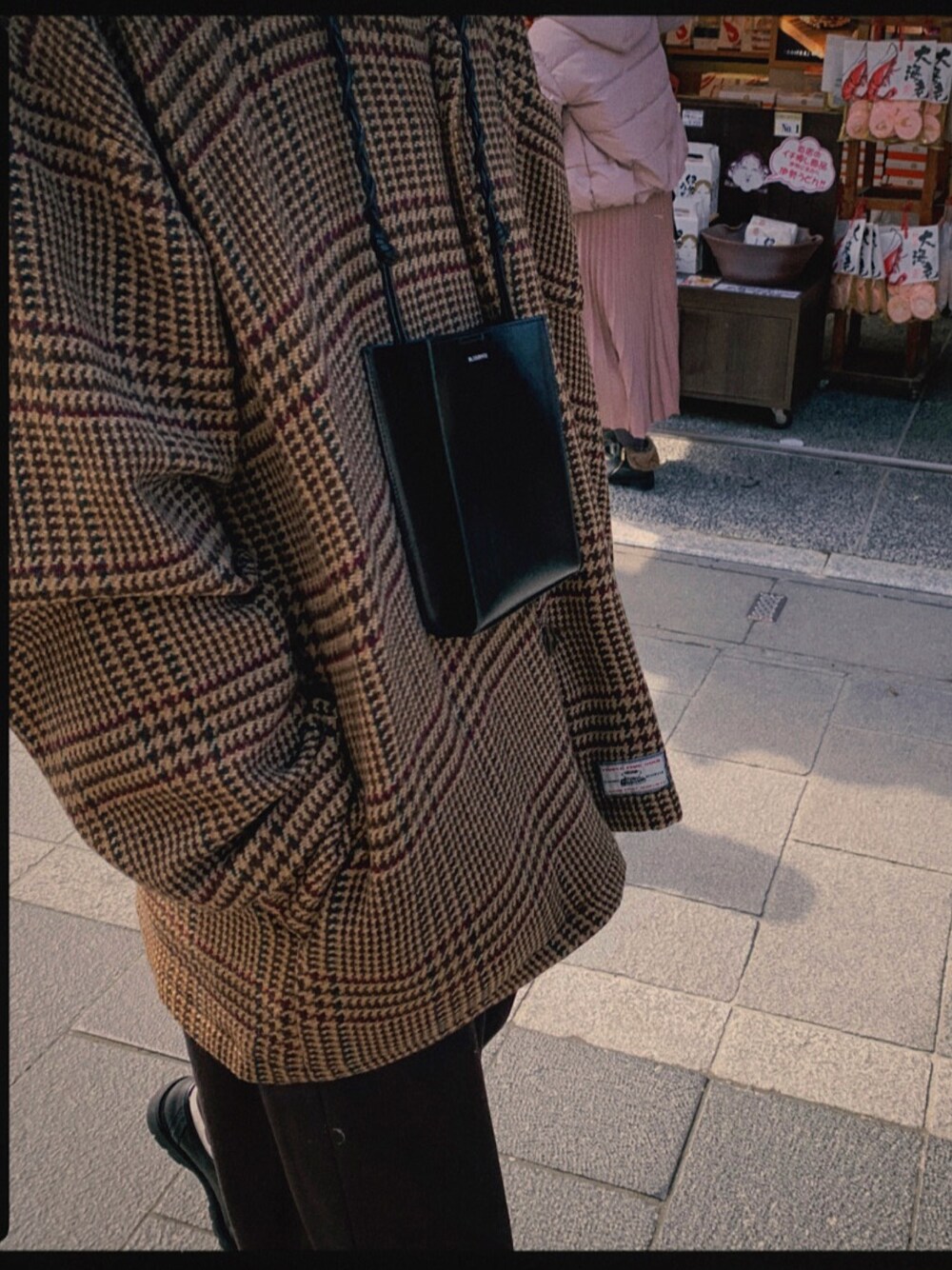 「JIL SANDERのJil Sander - Small Knotted Strap Leather Cross Body Bag - Womens - Black（ショルダーバッグ、ブラック系）」を使った、りょーごさん（メンズ・183cm）の冬コーディネートの1枚目の写真