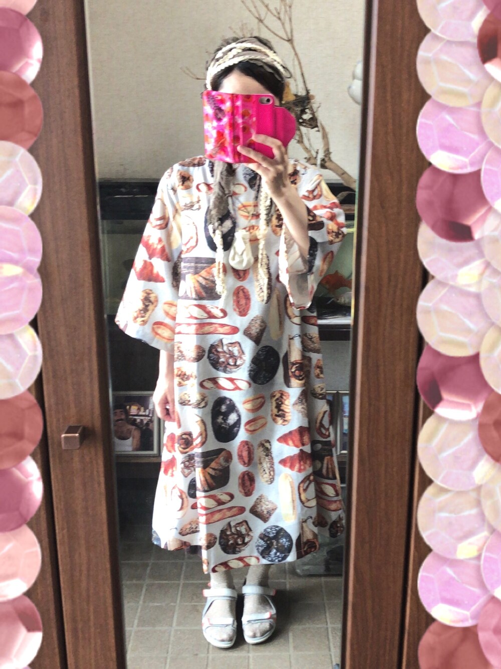 「ワンピース、総柄、楽チンコーデ、休日スタイル、サンダル、スポーツサンダル、ヘアバンド、ストール、ソックス」｜「MERLOTの「パンできました」柄ワンピース7415（ワンピース、グレー系）」を使った、Ai♡myさん（レディース・160cm）の春コーディネートの1枚目の写真