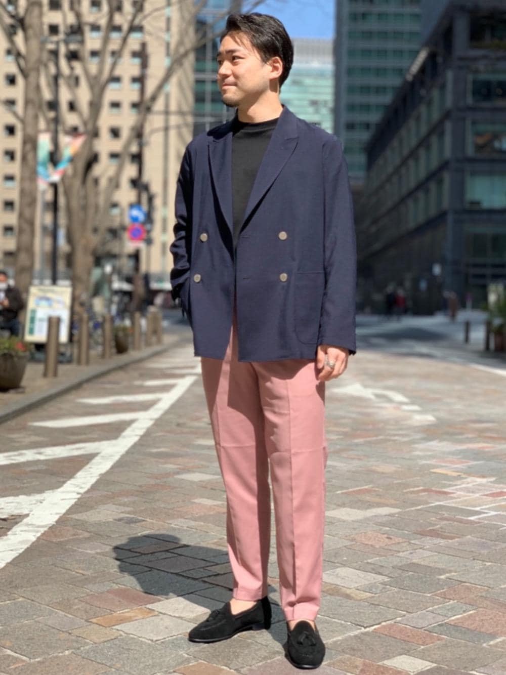 ブラック系のローファー、ブラック系のTシャツ/カットソー、ブルー系のテーラードジャケットを着用したメンズの春コーディネートの1枚目の写真