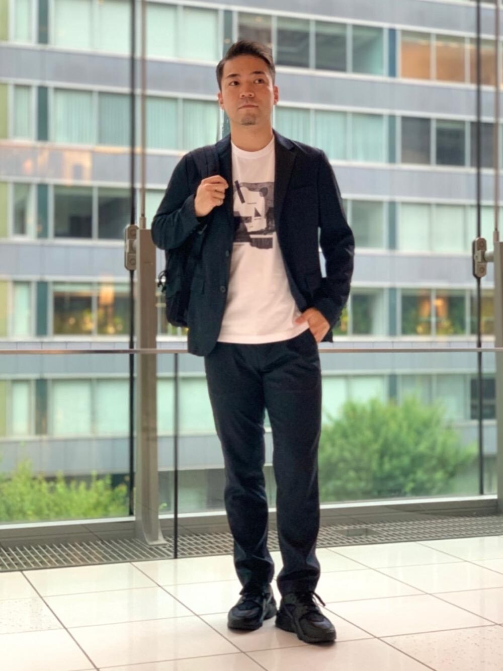 ブラック系のトートバッグ、ブラック系のバックパック/リュック、その他のTシャツ/カットソーを着用したメンズの夏コーディネートの1枚目の写真