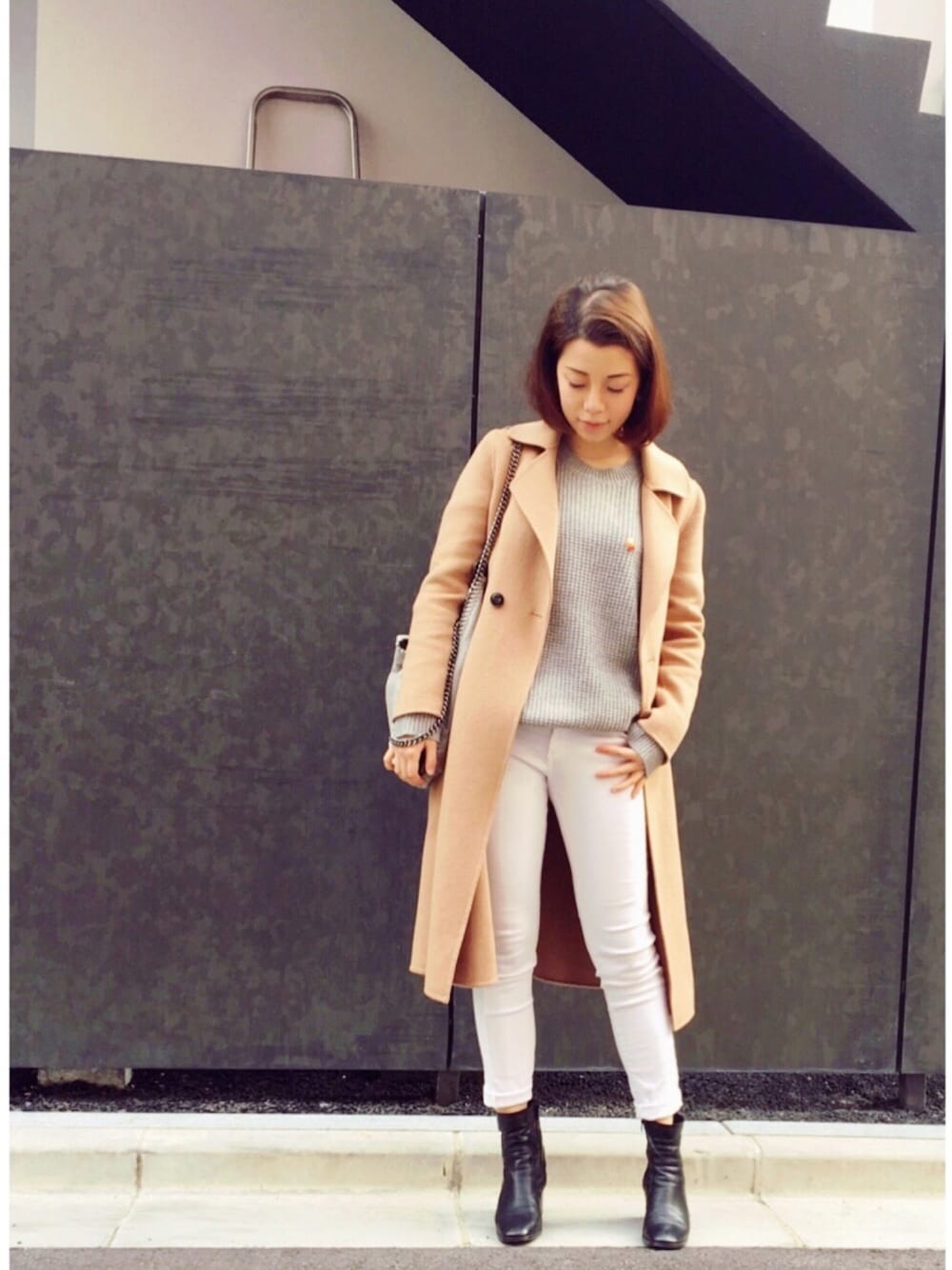「UNIQLO、ユニクロコーデ、休日コーデ、冬、コートスタイル」｜「UNIQLOのWOMEN サテンアンクルパンツ（その他パンツ、ホワイト系）」を使った、Blancaxxさん（レディース・168cm）の冬コーディネートの1枚目の写真
