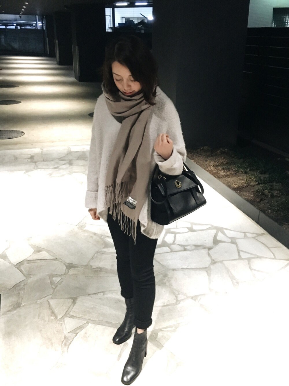 「秋コーデ、カジュアル、casual、ニート、アクネ、マフラーぐるぐる、ストール」｜「SAINT LAURENT PARISのアイテム（クラッチバッグ、ブラック系）」を使った、Blancaxxさん（レディース・168cm）の秋コーディネートの1枚目の写真
