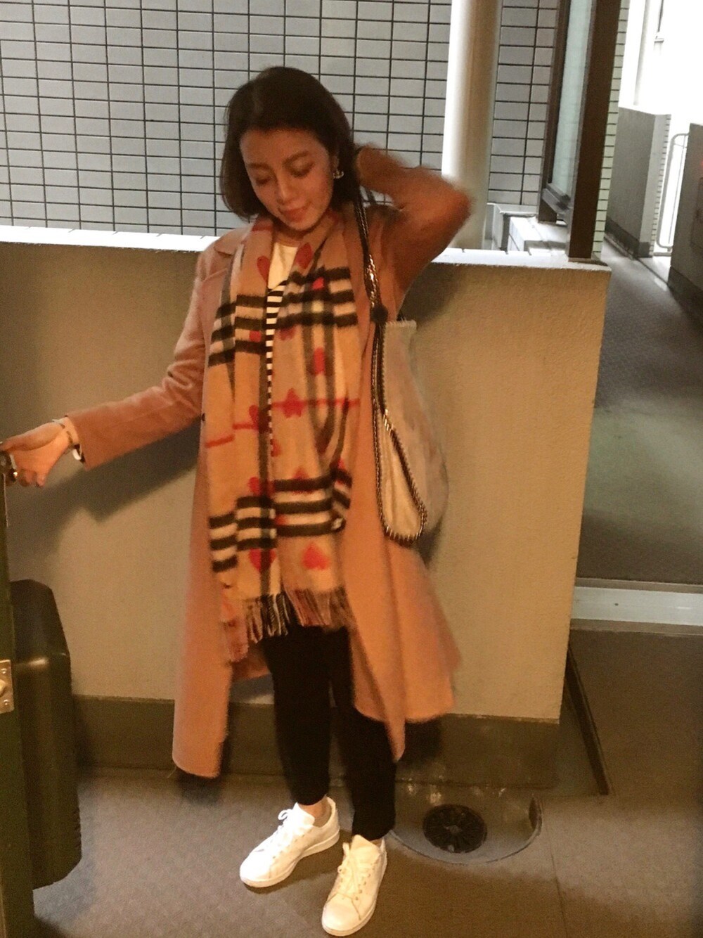 「大人カジュアル、秋のコーデ、コートスタイル」｜「BURBERRYのアイテム（マフラー、その他）」を使った、Blancaxxさん（レディース・168cm）の秋コーディネートの1枚目の写真