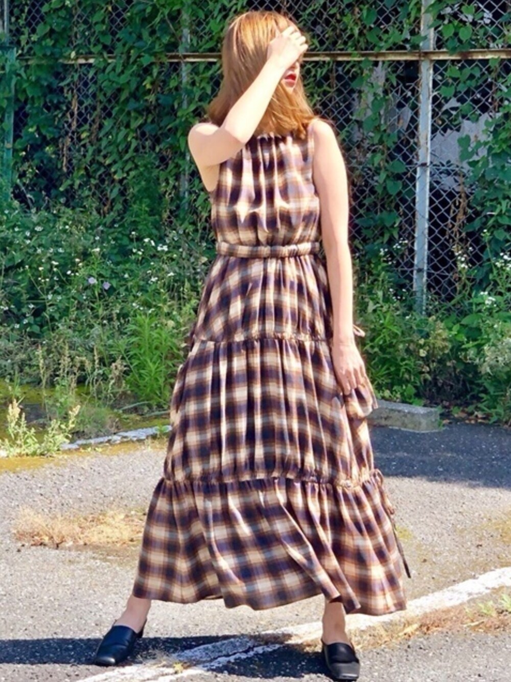 パープル系のワンピースを着用したレディースの夏コーディネートの1枚目の写真