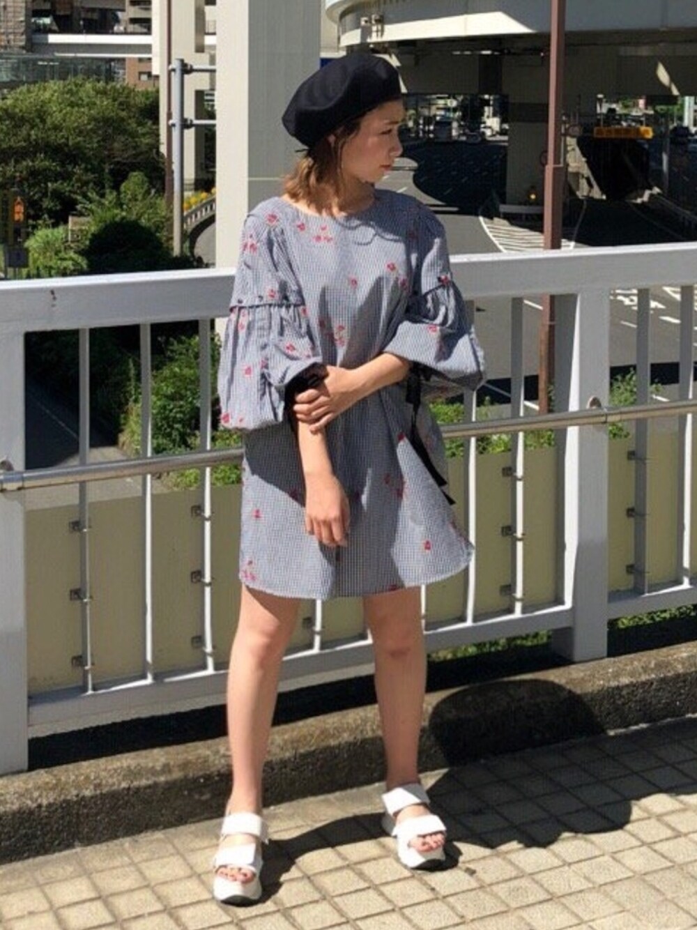 「刺繍、snidel、チュニックワンピ、Aラインワンピース」｜「SNIDELのエンブロイダリーチュニックワンピース（ワンピース、ブラック系）」を使った、SNIDEL_official_snapさん（レディース・160cm）の夏コーディネートの1枚目の写真