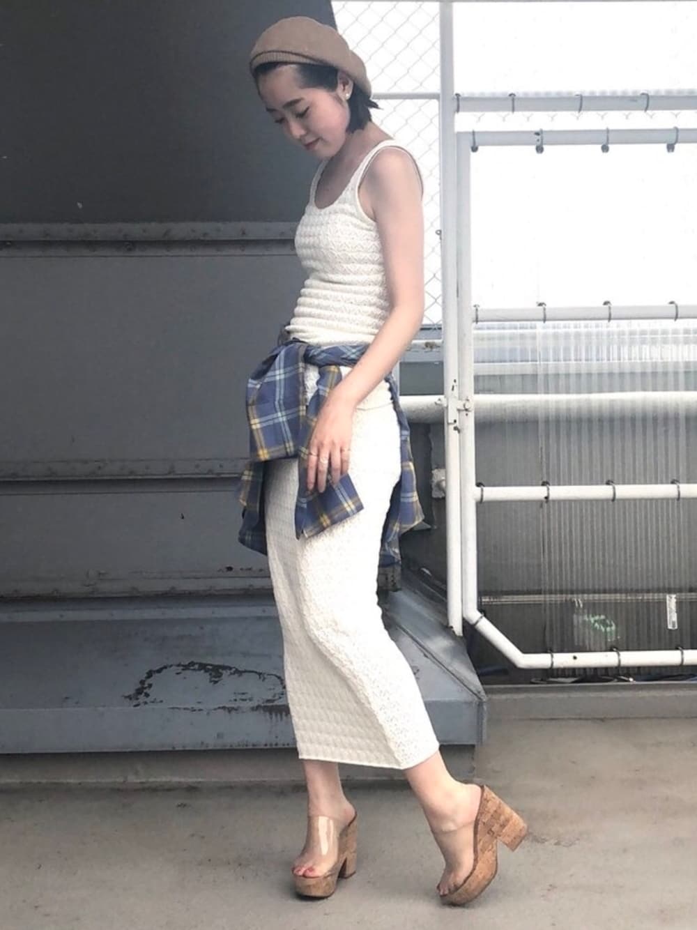 ホワイト系のニット/セーター、ブルー系のシャツ/ブラウス、ホワイト系のスカートを着用したレディースの夏コーディネートの1枚目の写真