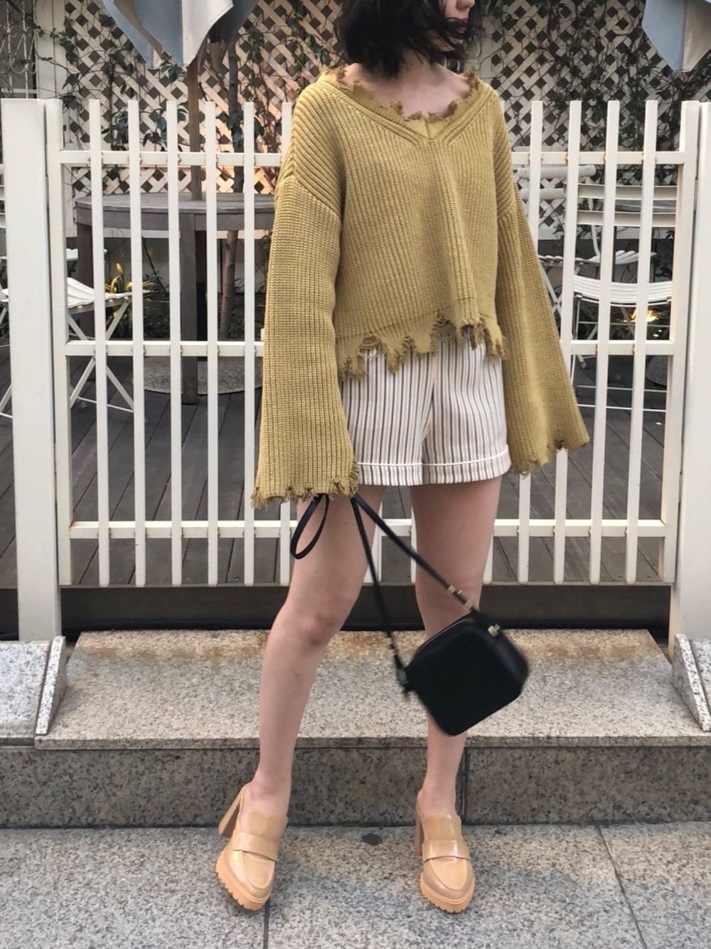 イエロー系のニット/セーター、ホワイト系のその他パンツ、ベージュ系のパンプスを着用したレディースの夏コーディネートの1枚目の写真