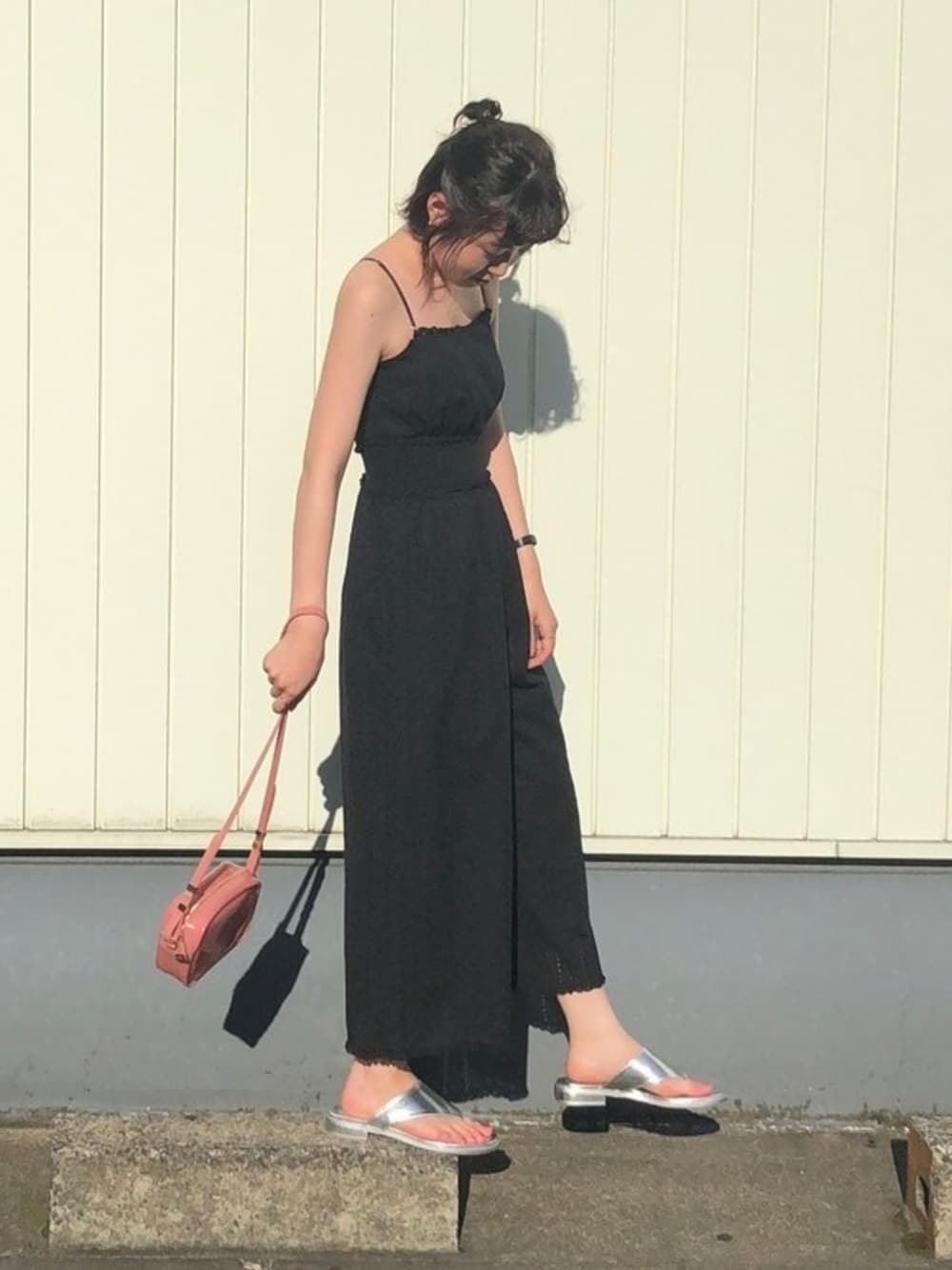 「レース、snidel、ロンパース、夏コーデ、スタイルアップ、ペタンコサンダル」｜「SNIDELのパンチングレースロンパース（つなぎ/オールインワン、ブラック系）」を使った、SNIDEL_official_snapさん（レディース・157cm）の夏コーディネートの1枚目の写真