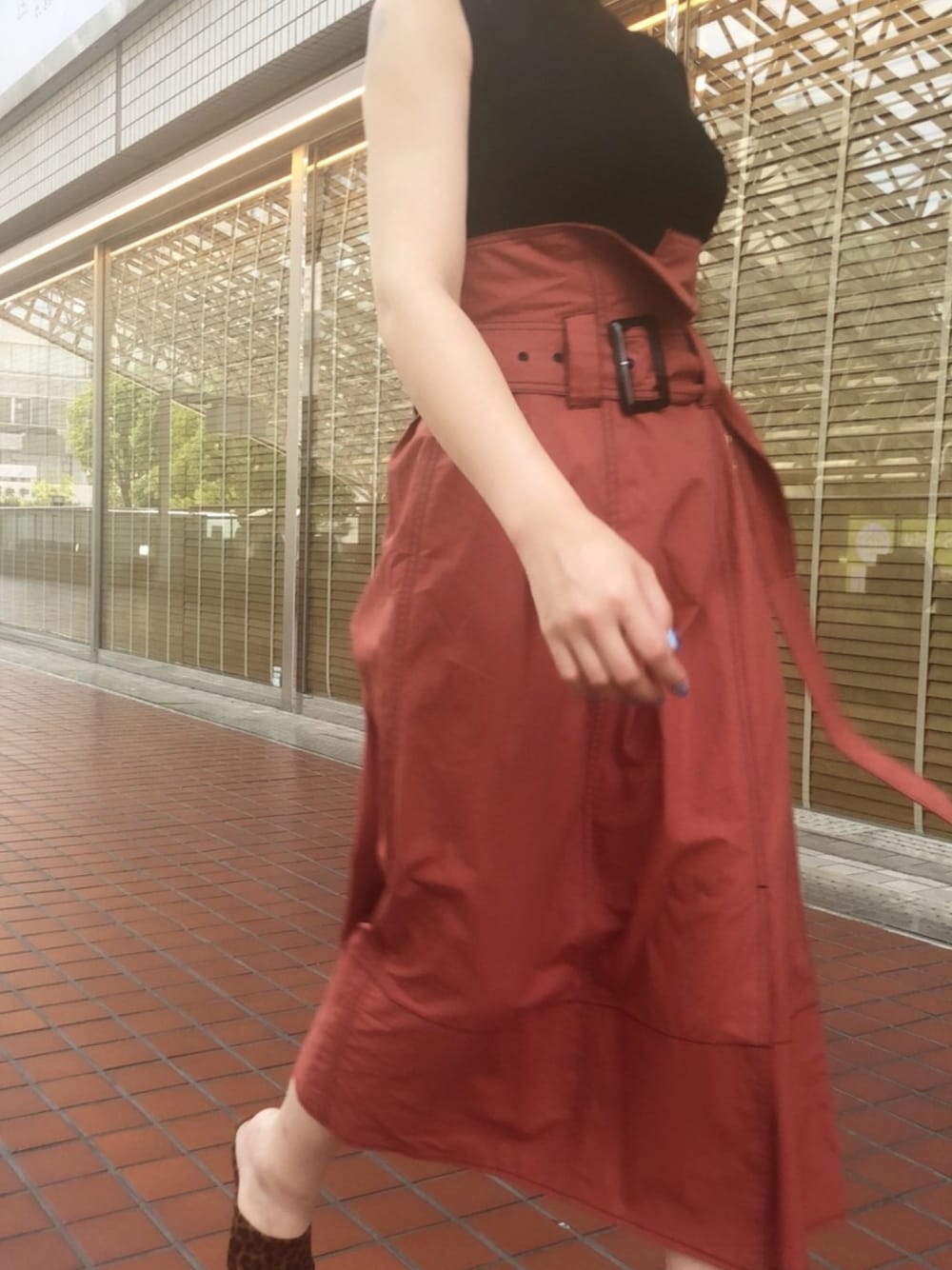 ブラック系のワンピース、その他のサンダルを着用したレディースの夏コーディネートの1枚目の写真