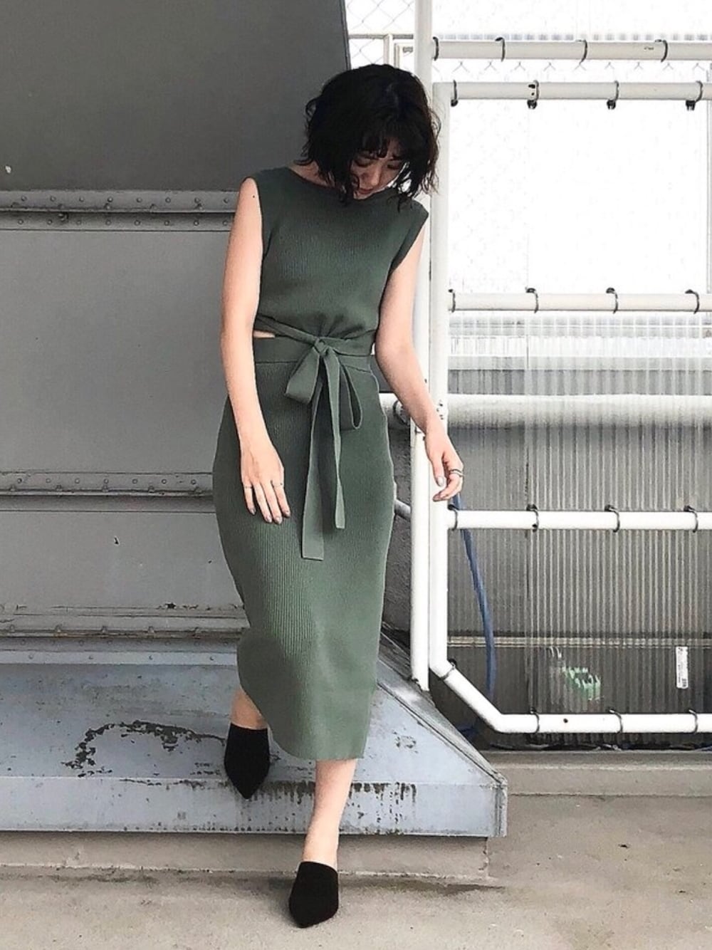 グリーン系のワンピース、グリーン系のサンダルを着用したレディースの夏コーディネートの1枚目の写真