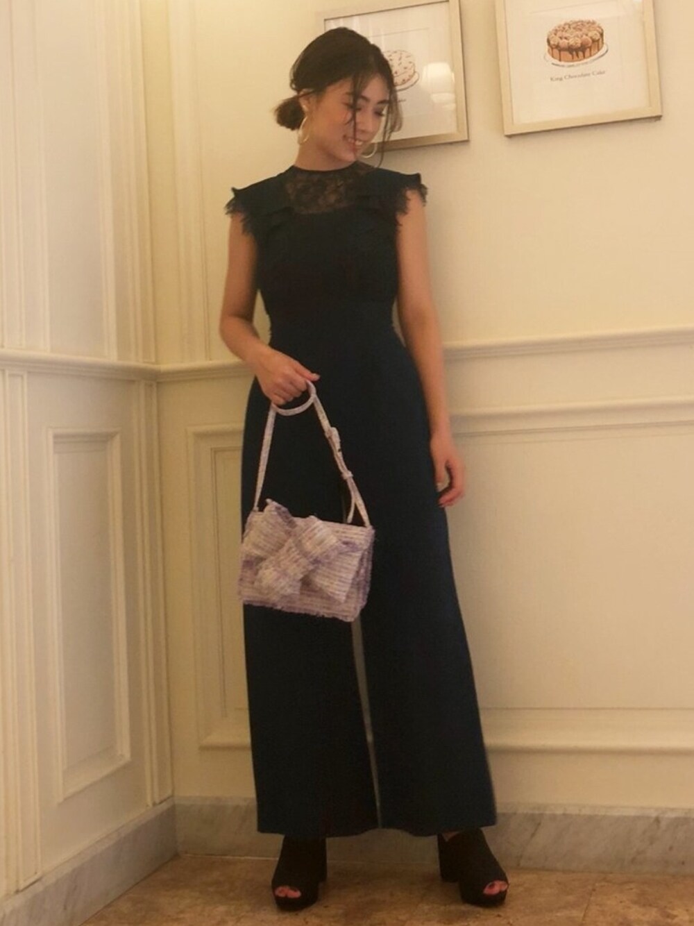 グリーン系のワンピース、ブラック系のサンダルを着用したレディースの夏コーディネートの1枚目の写真