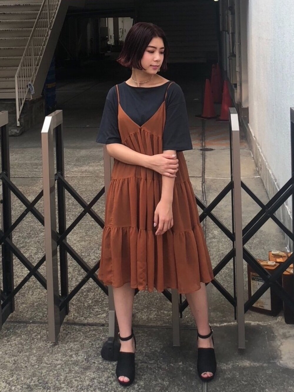 ブルー系のワンピース、ブラック系のサンダルを着用したレディースの夏コーディネートの1枚目の写真