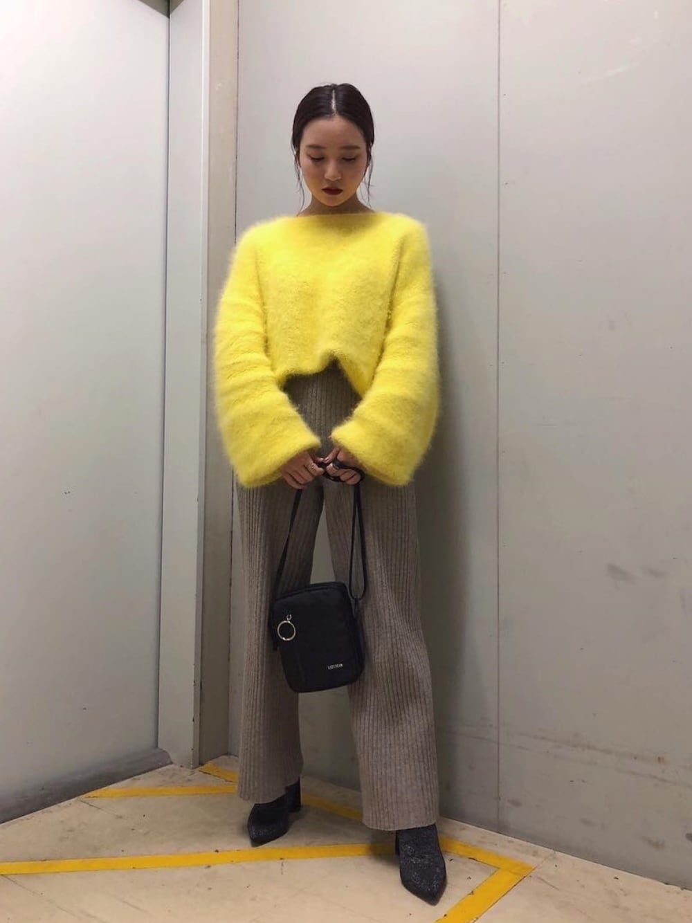 「snidel、ニットパンツ、サコッシュ、オーバーサイズニット、ニットブーツ、SNIDEL 2018 Autumn Winter 1st Collection」｜「SNIDELのファーパイルジャガードニット（ニット/セーター、イエロー系）」を使った、SNIDEL_official_snapさん（レディース・160cm）の秋コーディネートの1枚目の写真