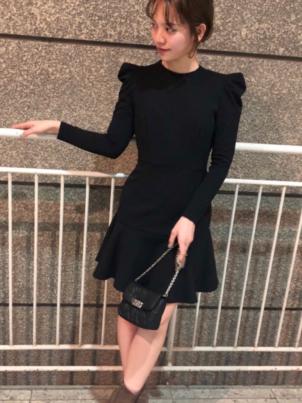 「ショートブーツ、snidel、パワショル、SNIDEL 2018 Autumn Winter 2nd Collection、フィットアンドフレアミニワンピース」｜「SNIDELのフィット＆フレアミニワンピース（ワンピース、ブラック系）」を使った、SNIDEL_official_snapさん（レディース・160cm）の秋コーディネートの1枚目の写真