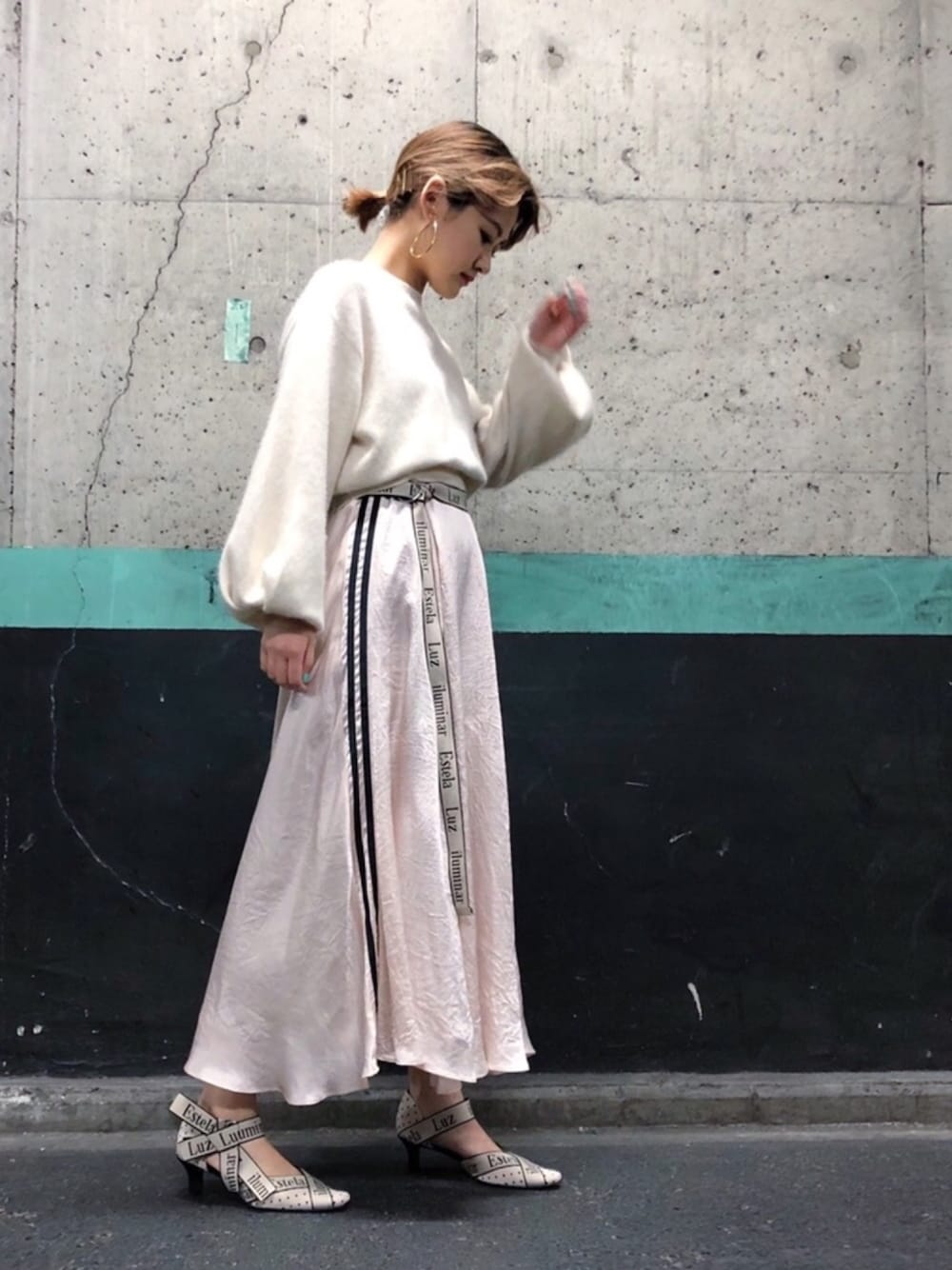 「snidel、マキシ丈スカート、スポーティーMIX、ボリュームスリーブ、SNIDEL 2018 Autumn Winter 2nd Collection」｜「SNIDELのボリュームスリーブニットプルオーバー（ニット/セーター、ホワイト系）」を使った、SNIDEL_official_snapさん（レディース・160cm）の秋コーディネートの1枚目の写真