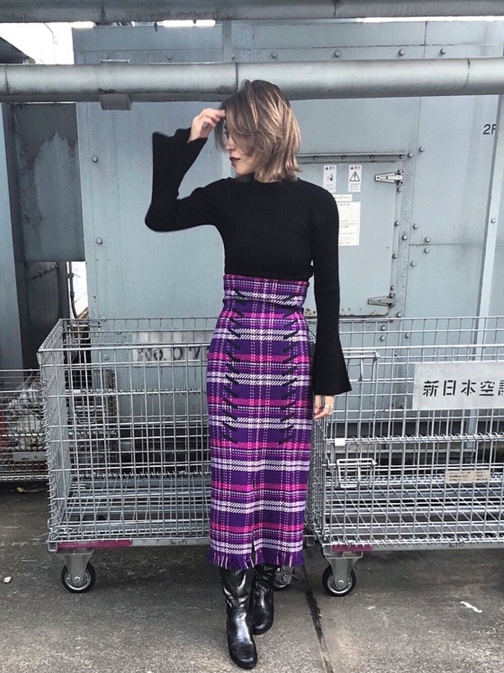 「ニーハイブーツ、snidel、チェックタイトスカート、SNIDEL 2018 Autumn Winter 2nd Collection、石原さとみさん着用」｜「SNIDELの★美人百花 11月号掲載★シンプルニット（ニット/セーター、ブラック系）」を使った、SNIDEL_official_snapさん（レディース・168cm）の秋コーディネートの1枚目の写真