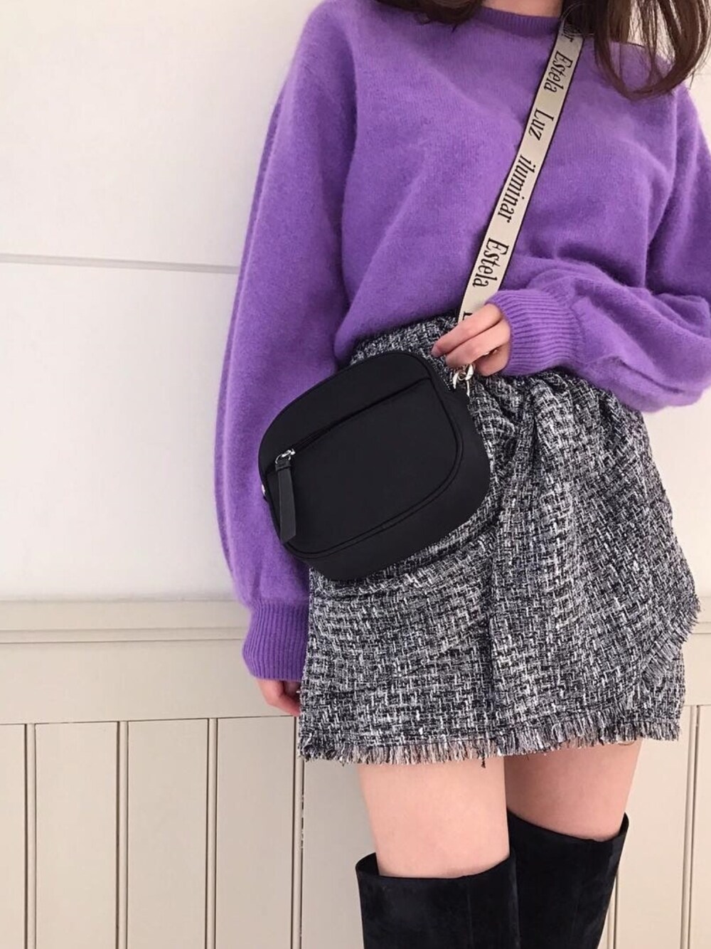 「ニーハイブーツ、snidel、ベーシックニット、台形ｽｶｰﾄ、スカート見えパンツ、SNIDEL 2018 Autumn Winter 2nd Collection」｜「SNIDELのボリュームスリーブVネックニット（ニット/セーター、パープル系）」を使った、SNIDEL_official_snapさん（レディース・160cm）の秋コーディネートの1枚目の写真