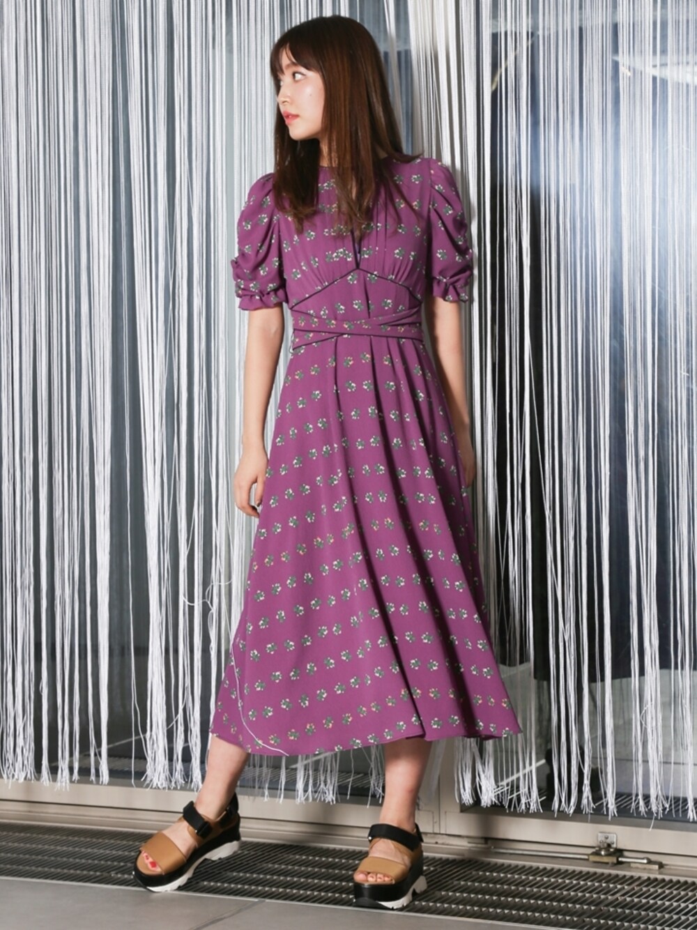 「snidel、花柄ワンピース、春ワンピ、スニーカーソールサンダル、SNIDEL 2019 Spring Summer 1st Collection」｜「SNIDELのスニーカーソールサンダル（サンダル、ベージュ系）」を使った、SNIDEL_official_snapさん（レディース・163cm）の春コーディネートの1枚目の写真