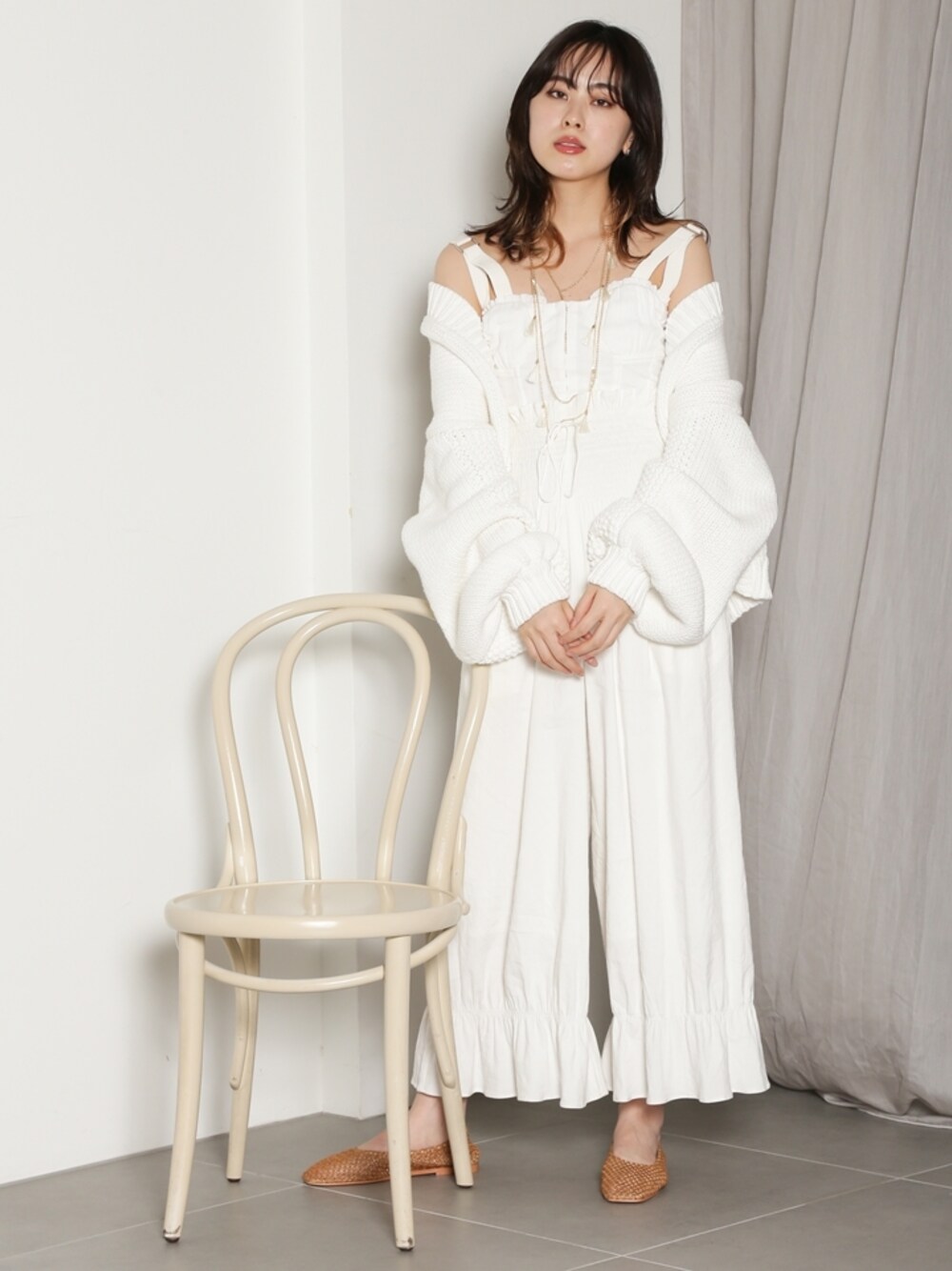 「ニットカーディガン、snidel、SNIDEL 2019 Spring Summer 1st Collection、春カーディガン」｜「SNIDELのローゲージカーデ（カーディガン/ボレロ、ホワイト系）」を使った、SNIDEL_official_snapさん（レディース・163cm）の春コーディネートの1枚目の写真