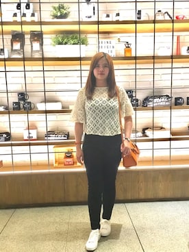 「CHARLES & KEITH（チャールズ & キース）のアイテム（ショルダーバッグ、オレンジ系）」を使った、Susanさん（レディース・155cm）の秋コーディネート