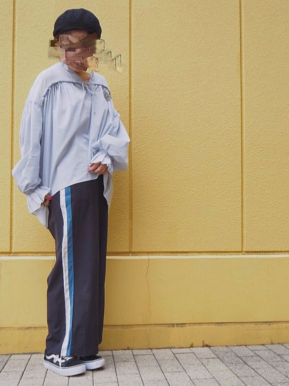 「ストリートMIX、VANS、厚底スニーカー、ゆるコーデ、ラインパンツ、ブラウス、ベレー帽、mystic、KBF、ootd」｜「mysticのアイテム（シャツ/ブラウス、グレー系）」を使った、taaa♡さん（レディース・160cm）の春コーディネートの1枚目の写真