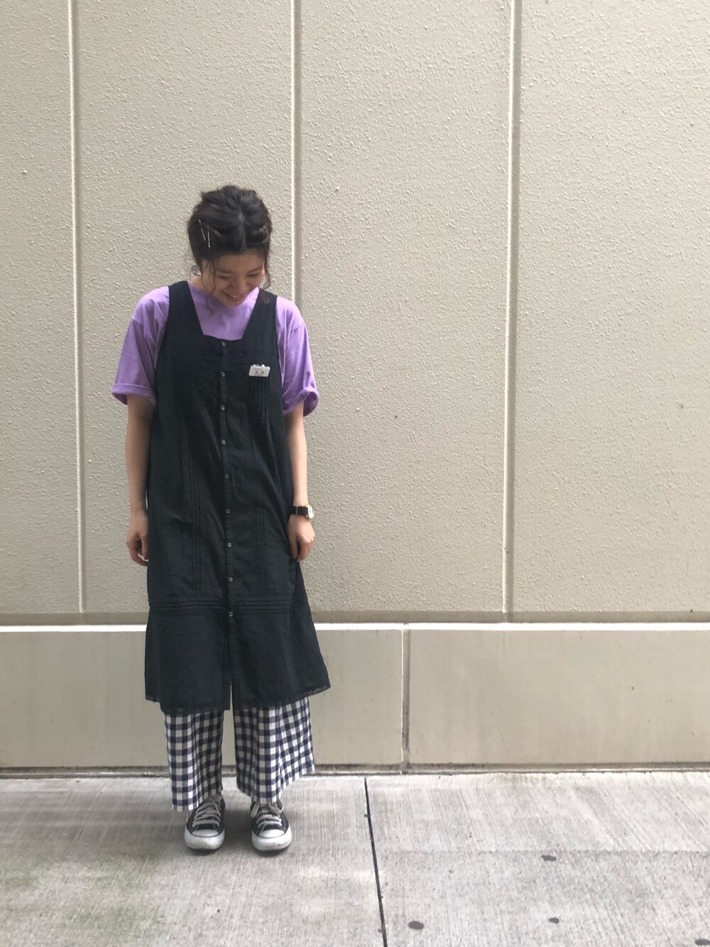 「ラフ、ラクチンコーデ、スニーカー、BEAMS BOY、ciaopanic、ワンピース、ギンガムチェック、ワイドパンツ、レイヤードスタイル、パープル」｜「BEAMS BOYのBEAMS BOY / ヴィンテージレース ノースリーブ ワンピース（ワンピース、ブラック系）」を使った、taaa♡さん（レディース・160cm）の夏コーディネートの1枚目の写真