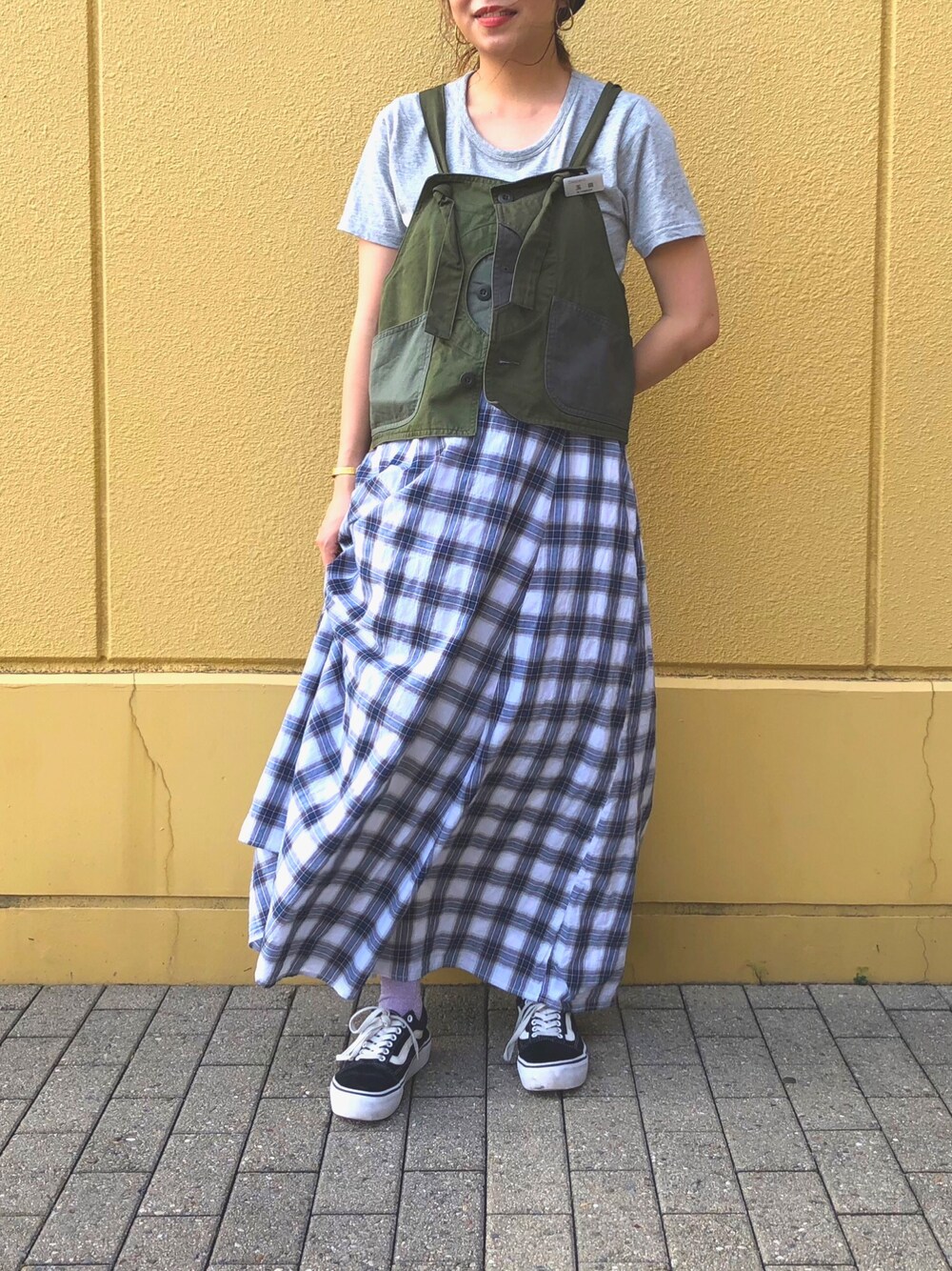 「秋服準備はじめました、秋服、ハンティングベスト、ベスト、チェックスカート、VANS、BEAMS、スニーカーコーデ、オールドスクール、Tシャツ」｜「BEAMS BOYのBEAMS BOY / US ARMY クレイジー ベスト（ベスト、グリーン系）」を使った、taaa♡さん（レディース・160cm）の秋コーディネートの1枚目の写真