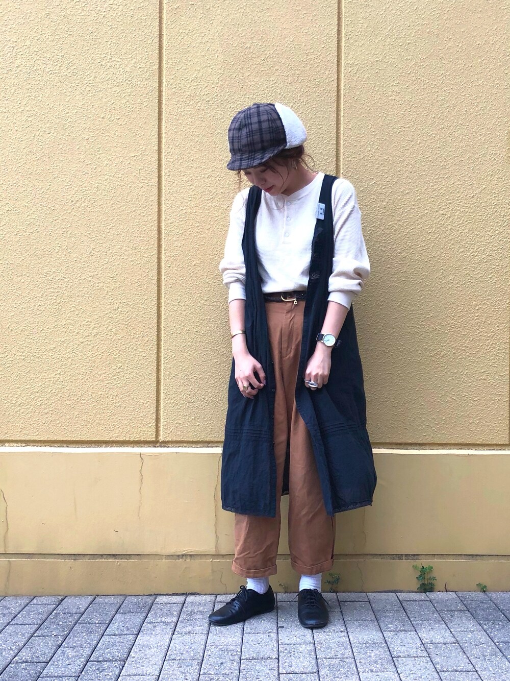 「ワッフル、秋服、ブラック、フライトキャップ、パイロットキャップ、チェック、パンツスタイル、秋、ジレ、シンプル」｜「BEAMS BOYのBEAMS BOY / ヴィンテージレース ノースリーブ ワンピース（ワンピース、ブラック系）」を使った、taaa♡さん（レディース・160cm）の秋コーディネートの1枚目の写真