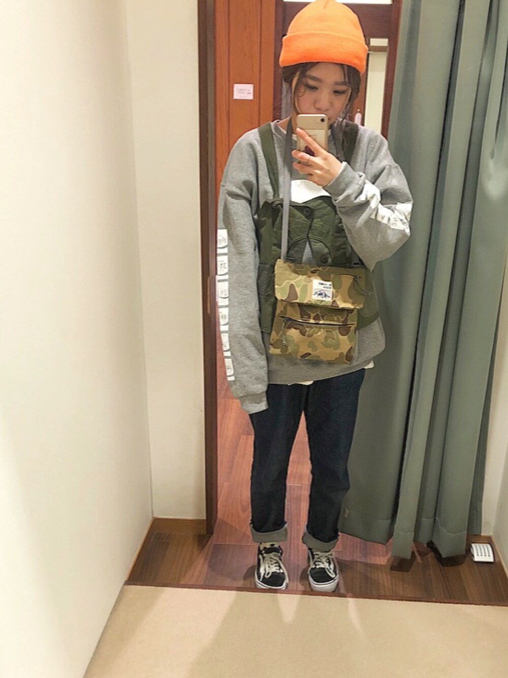 「モノトーン派？カラーコーデ派？、カジュアルコーデ、ハンティングベスト、ストリート、トレーナー、レイヤードスタイル、ANATOMICA、パンツスタイル、ootd、お洒落さんとつながりたい」｜「WHO'S WHO galleryのアイテム（スウェット、グレー系）」を使った、taaa♡さん（レディース・160cm）の冬コーディネートの1枚目の写真