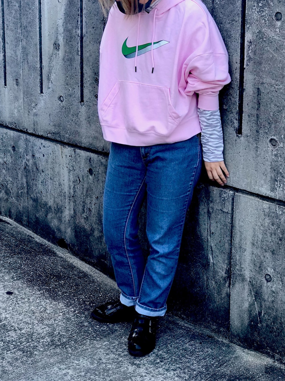 「カジュアルコーデ、ゆるコーデ、ootd、お洒落さんとつながりたい、ピンク」｜「NIKEのアイテム（スウェット、ピンク系）」を使った、Ｔ.さん（レディース・156cm）の秋コーディネートの1枚目の写真