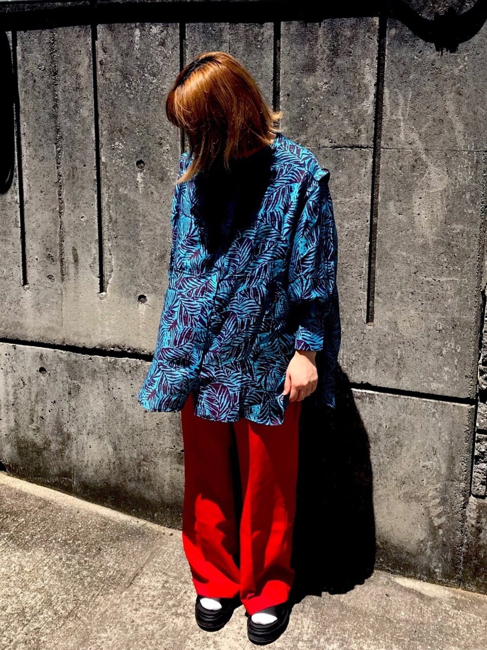 「ゆるコーデ、おしゃれさんと繋がりたい、リラックススタイル、大人ガーリー、大人女子、柄シャツ、いいね、save、フォローお願いします🤑、いいね&フォロー よろしくお願いします☺︎」｜「Kastaneのシアーリーフ柄シャツ（シャツ/ブラウス、ブルー系）」を使った、Ｔ.さん（レディース・156cm）の春コーディネートの1枚目の写真