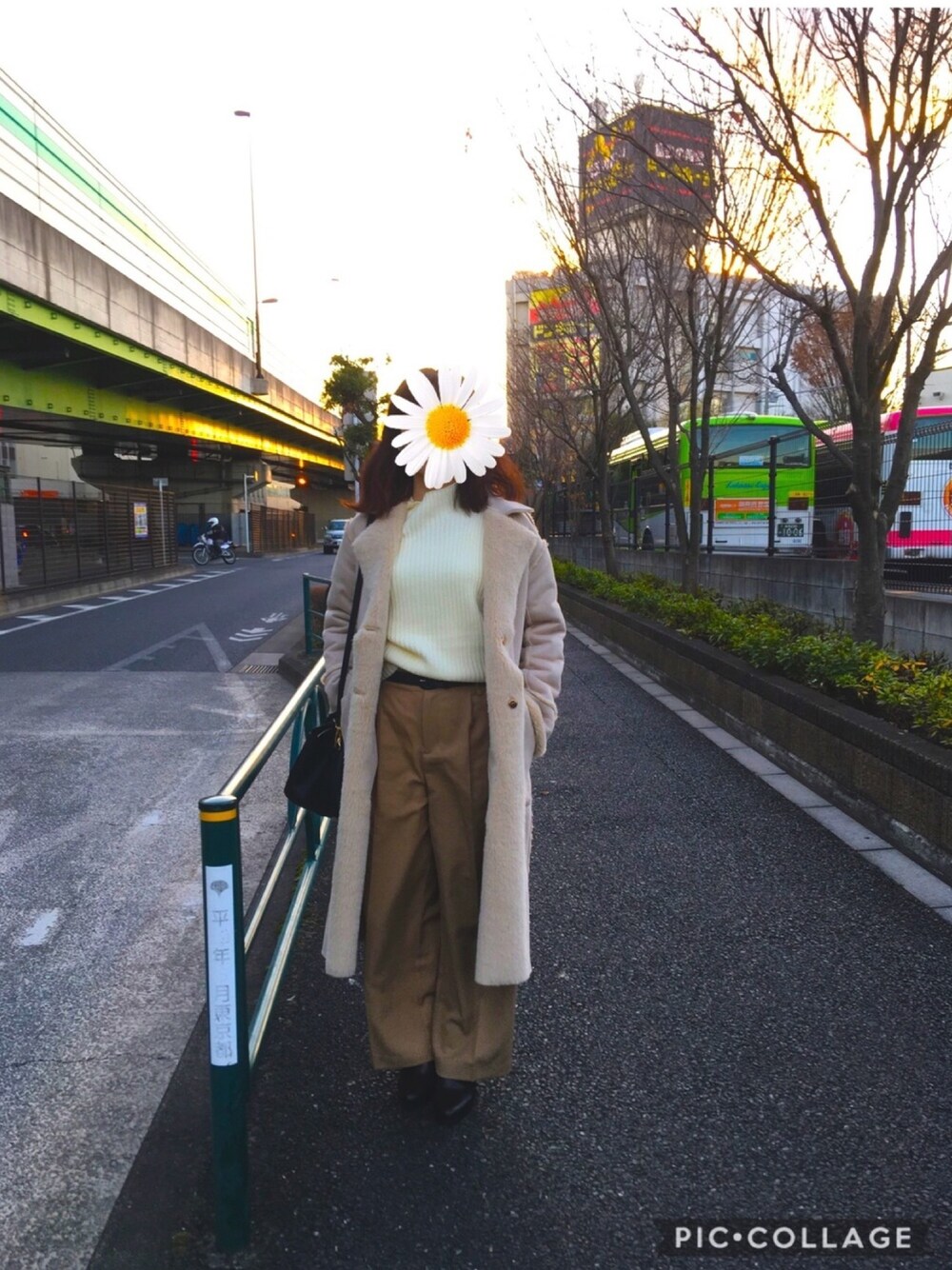 「ワントーンコーデ、ベージュコーデ、ムートンコート、パンツスタイル」｜「Eimee Lawの【Eimee Law】ムートンリバーシブルロングコート（ムートンコート、ベージュ系）」を使った、yasukogoさん（レディース・153cm）の冬コーディネートの1枚目の写真