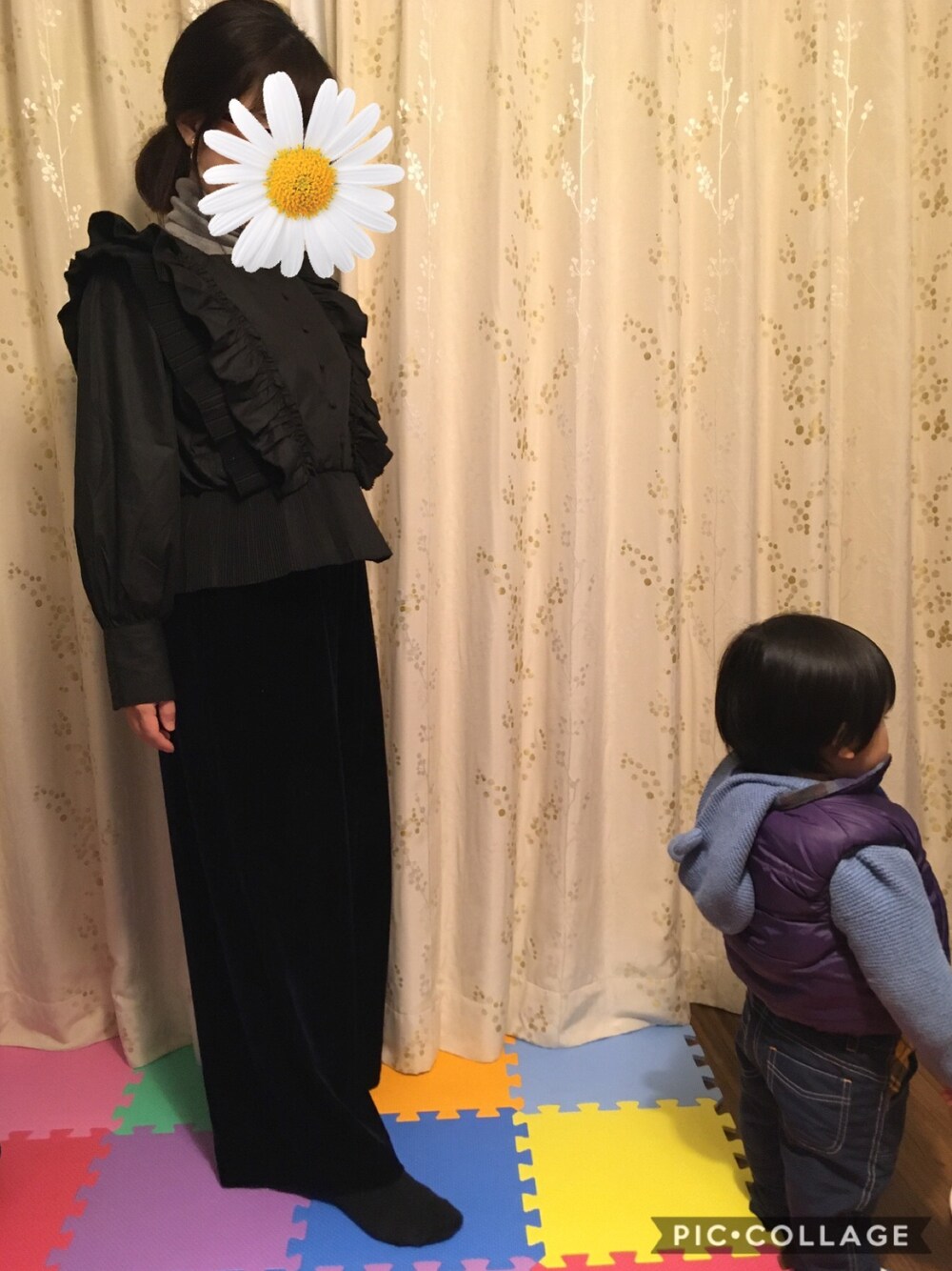 「大人ガーリー、フリルブラウス、美術館コーデ、ベロアパンツ、ママコーデ」｜「UNIQLOのエクストラファインメリノリブタートルネックセーター（長袖）（ニット/セーター、グレー系）」を使った、yasukogoさん（レディース・153cm）の冬コーディネートの1枚目の写真