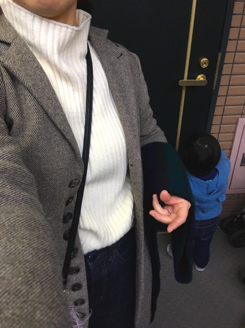 「シンプルコーデ、トラッド、チェスターコート、TWEED MILL、チェックマフラー、ママコーデ、ホワイトニット」｜「titivateのﾎﾞﾄﾙﾈｯｸﾘﾌﾞﾆｯﾄﾌﾟﾙｵｰﾊﾞｰ（ニット/セーター、ホワイト系）」を使った、yasukogoさん（レディース・153cm）の冬コーディネートの1枚目の写真
