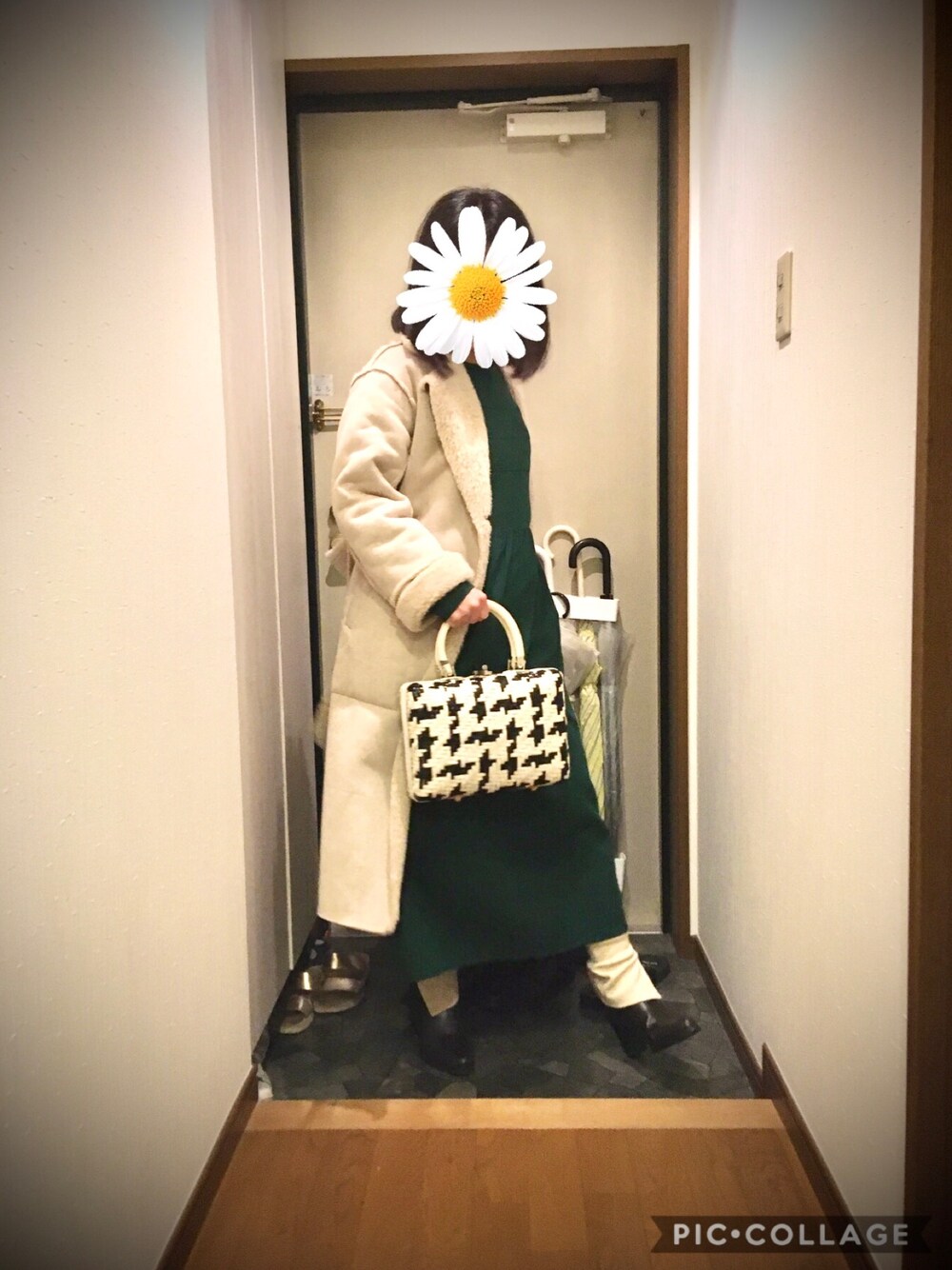 「グリーン×ベージュ、ムートンコート、ワンピース、スリットレギンス、かごバッグ、ママコーデ、オトナガーリー」｜「ehka sopoの切替タックワンピース（ワンピース、グリーン系）」を使った、yasukogoさん（レディース・153cm）の冬コーディネートの1枚目の写真