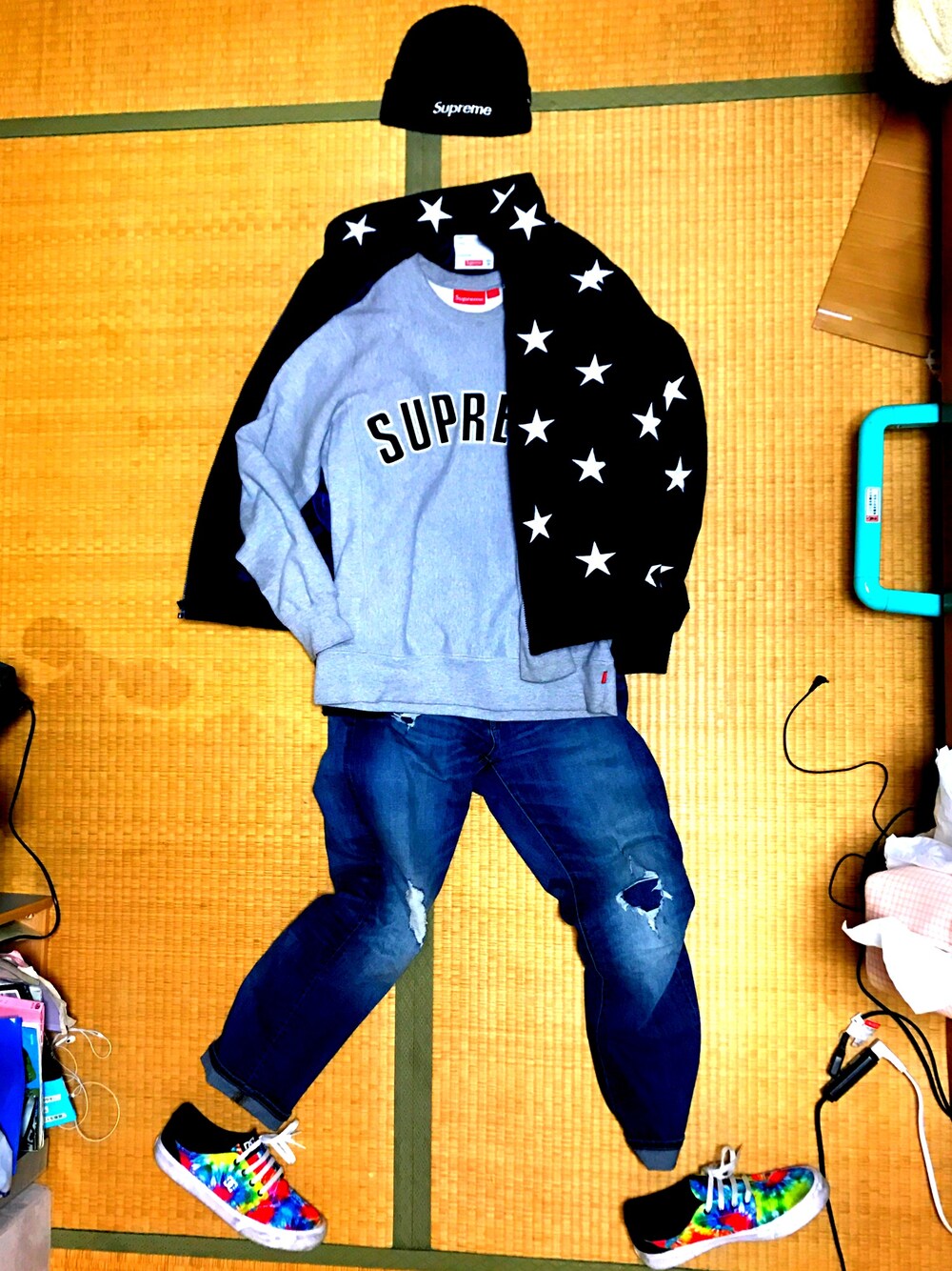 「streetstyle、supreme、デニム、スニーカー、DC SHOES、スケートスタイル、ビーニー、ふゆ×はる、春コーデ」｜「Supreme のアイテム（スウェット、グレー系）」を使った、Ginga Betuiさん（メンズ・176cm）の春コーディネートの1枚目の写真