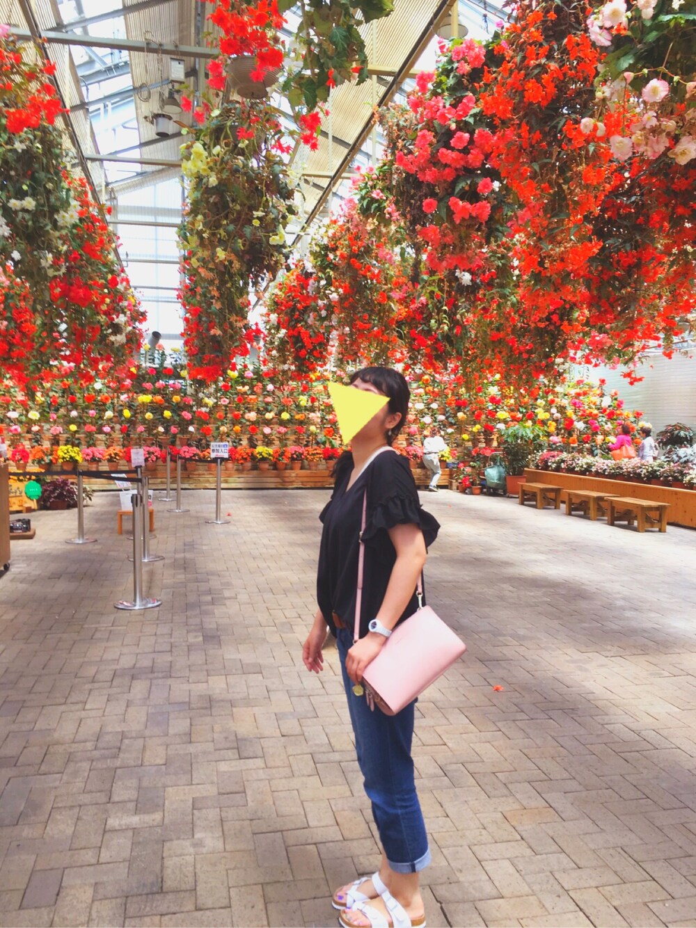 ブラック系のTシャツ/カットソー、ホワイト系のサンダル、ブルー系のデニムパンツを着用したレディースの夏コーディネートの1枚目の写真