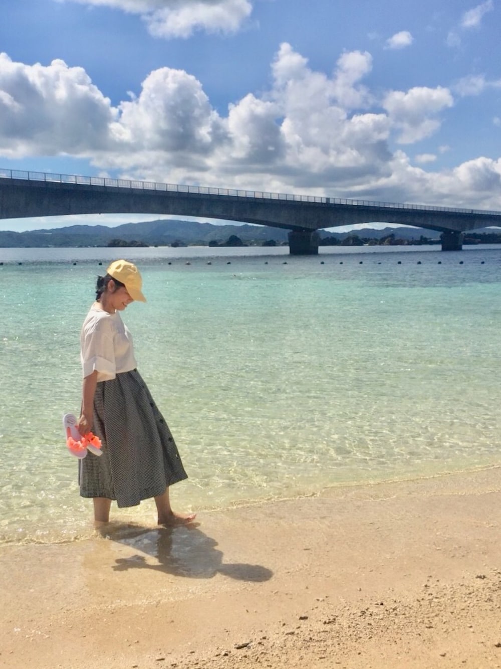 「沖縄、秋なのに、夏スタイル、海、ギンガムチェック、キャップ」｜「OZOCの刺繍CAP（キャップ、イエロー系）」を使った、yucco✳︎さん（レディース・157cm）の秋コーディネートの1枚目の写真