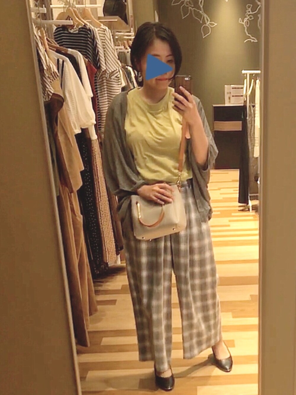 イエロー系のTシャツ/カットソー、グレー系のその他パンツ、ベージュ系のショルダーバッグを着用したレディースの夏コーディネートの1枚目の写真